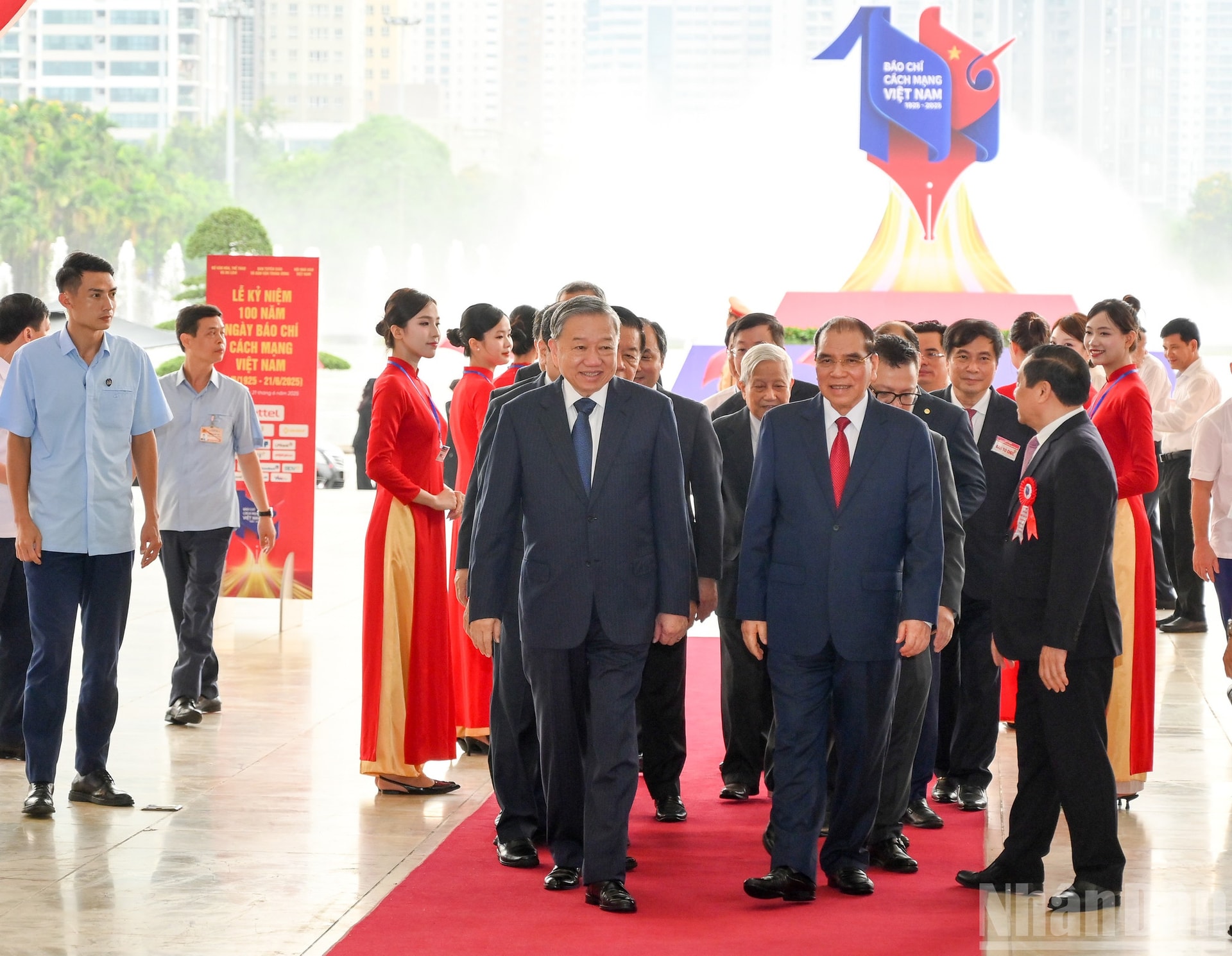Tổng Bí thư Tô Lâm cùng các đồng chí lãnh đạo, nguyên lãnh đạo Đảng, Nhà nước và các đại biểu dự Hội báo toàn quốc. ndo_br_hoi-bao-9294.jpg