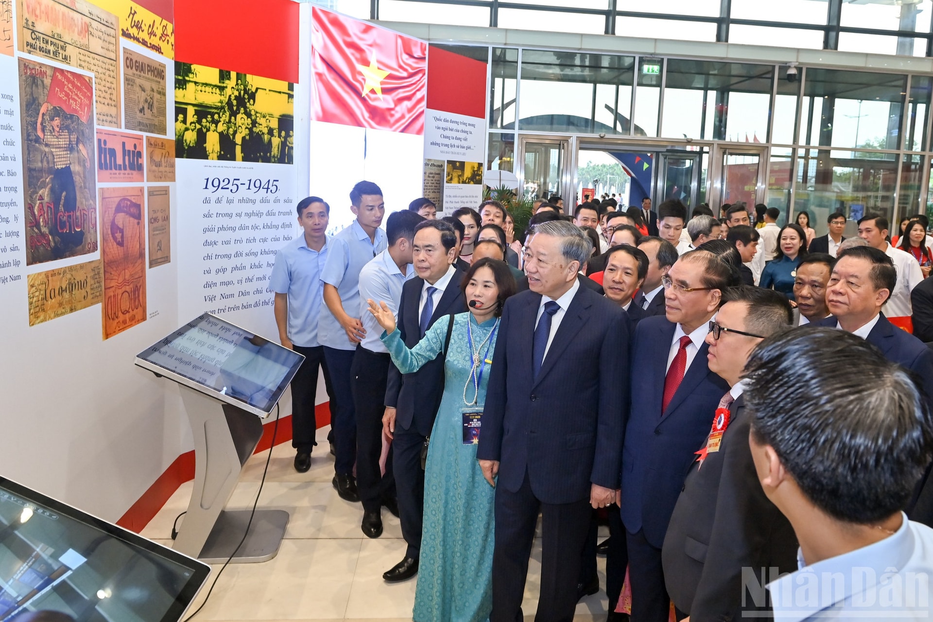 Tổng Bí thư Tô Lâm, các đồng chí lãnh đạo Đảng, Nhà nước và các đại biểu tham quan triển lãm ảnh, tư liệu, hiện vật lịch sử về truyền thống 100 năm Ngày Báo chí Cách mạng Việt Nam; thành tựu xu hướng phát triển báo chí trong kỷ nguyên mới; trưng bày các thiết bị, ứng dụng công nghệ báo chí-truyền thông hiện đại. ndo_br_hoi-bao-8512.jpg