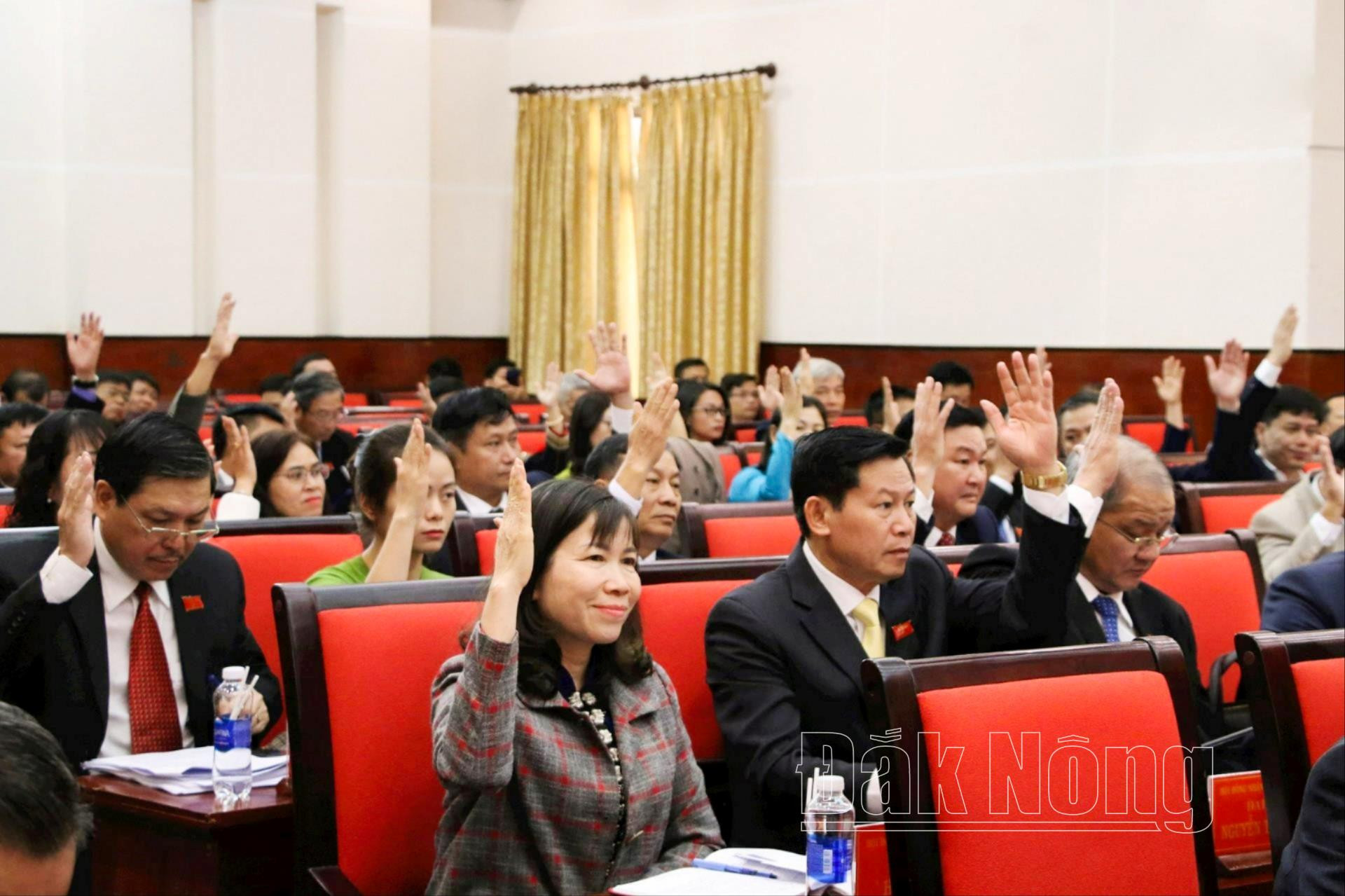 ky-hop-thu-7-hdnd-tinh-dak-nong-khoa-iv-thong-qua-nghi-quyet-so-18-quy-dinh-muc-ho-tro-su-dung-ngan-sach-dia-phuong-de-xay-dung-nha-o-cho-ho-ngheo-dtts(1).jpg