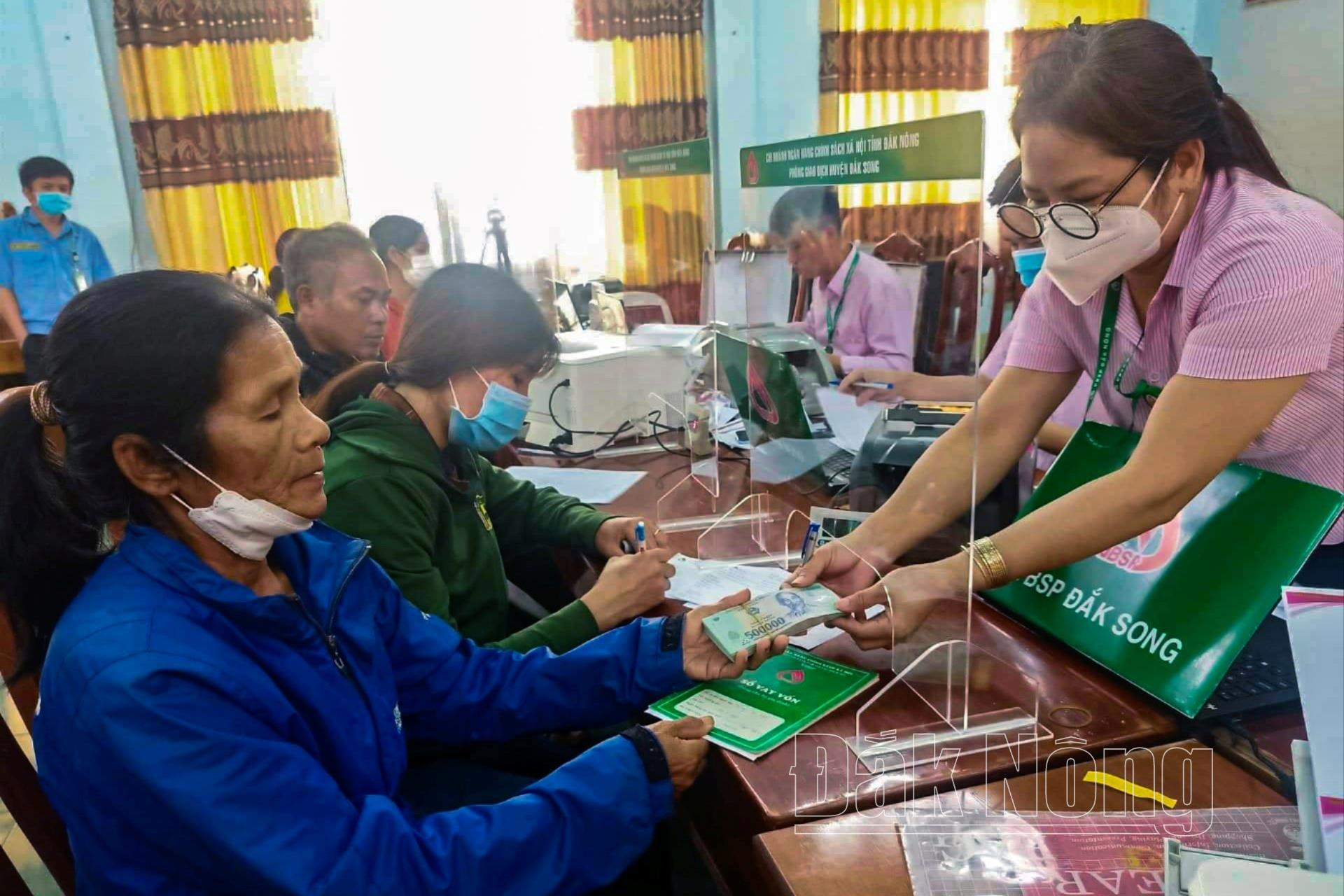 phong-giao-dich-ngan-hang-chinh-sach-xa-hoi-huyen-dak-song-giai-ngan-von-uu-dai-ho-tro-san-xuat-cho-ho-ngheo-dtts-bon-bu-pah-xa-truong-xuan(1).jpg