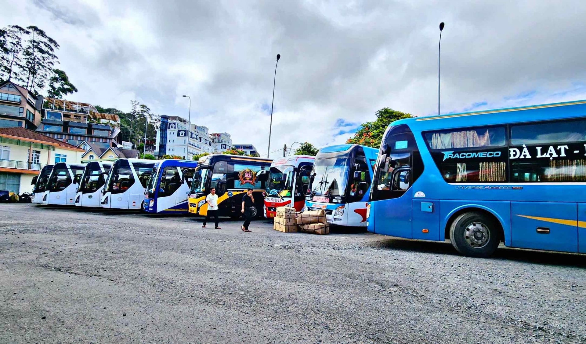 Giá thuê phương tiện 45 chỗ ngồi theo hình thực hợp đồng đi từ Đà Lạt đến Đắk Nông, Bình Thuận khoảng là 7.500.000 đồng/lượt. Ảnh minh hoạ
