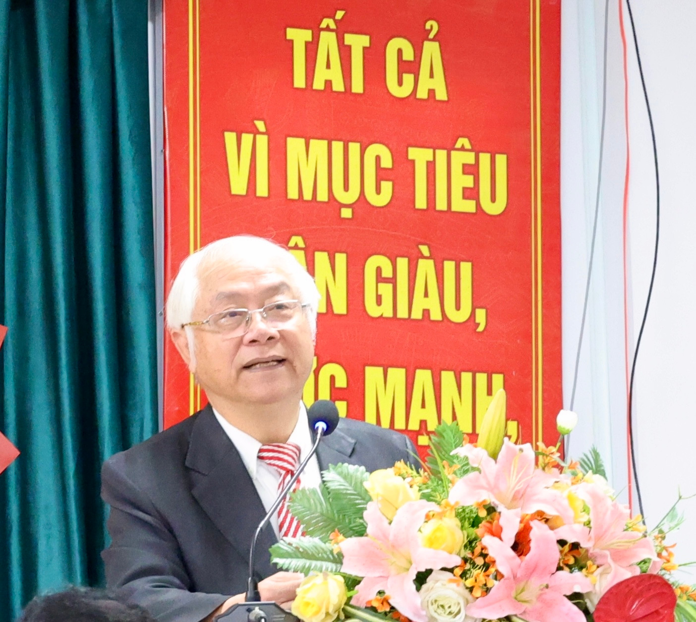 Đồng chí Đinh Minh Quý - Bí thư Chi bộ, trình bày diễn văn khai mạc Đại hội