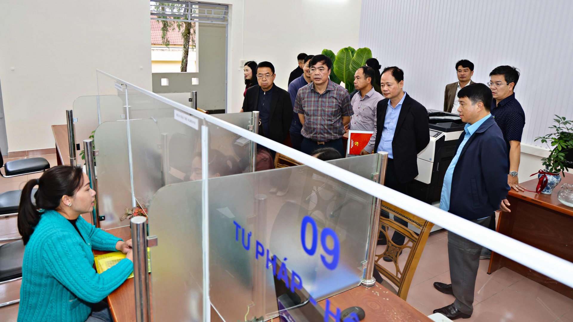 Bí thư Tỉnh uỷ và Chủ tịch UBND tỉnh Lâm Đồng kiểm tra một nội dung giải quyết thủ tục hành chính tại Trung tâm Phục vụ hành chính công phường Xuân Hương- Đà Lạt