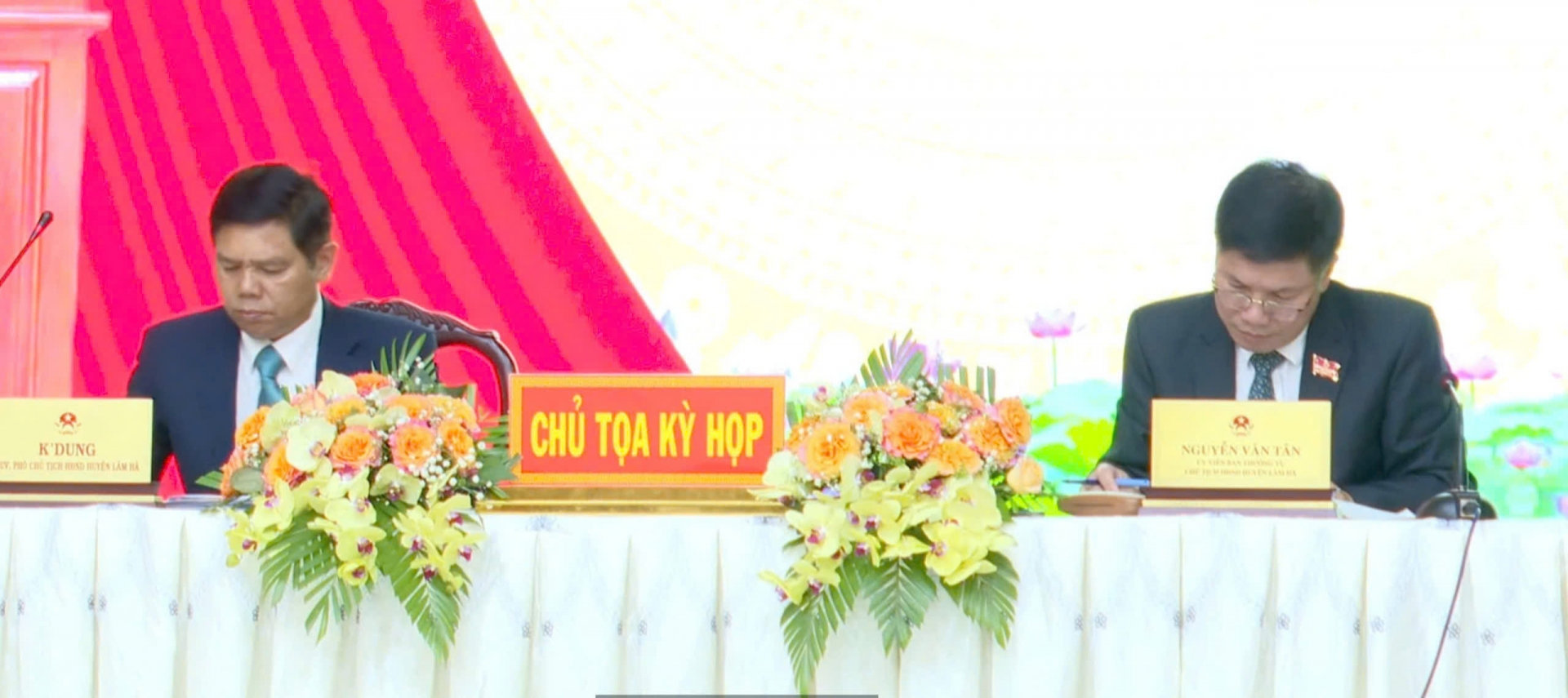 Các đồng chí chủ toạ Kỳ họp