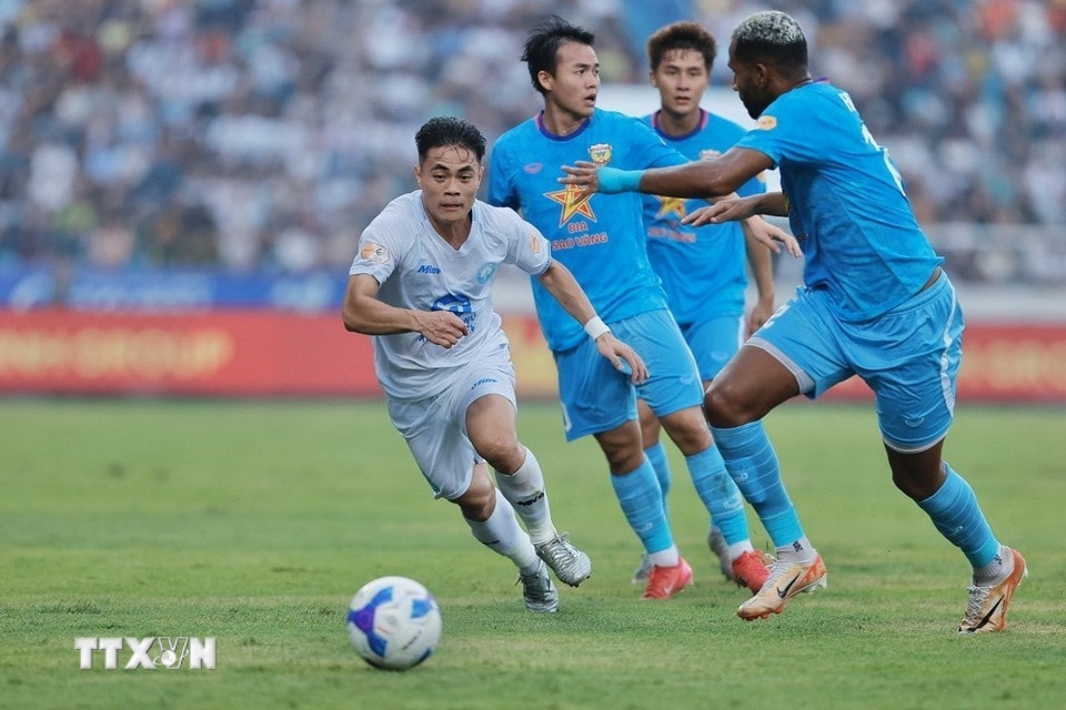Tình huống thoát xuống bên hành lang cánh trái của tiền vệ Lý Công Hoàng Anh (số 88, Nam Định). (Ảnh: Minh Quyết/TTXVN)
