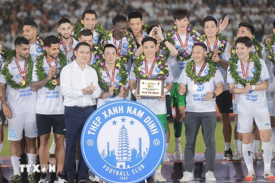 Ban tổ chức trao bảng danh vị cho đội vô địch, CLB Thép Xanh Nam Định. (Ảnh: Minh Quyết/TTXVN)