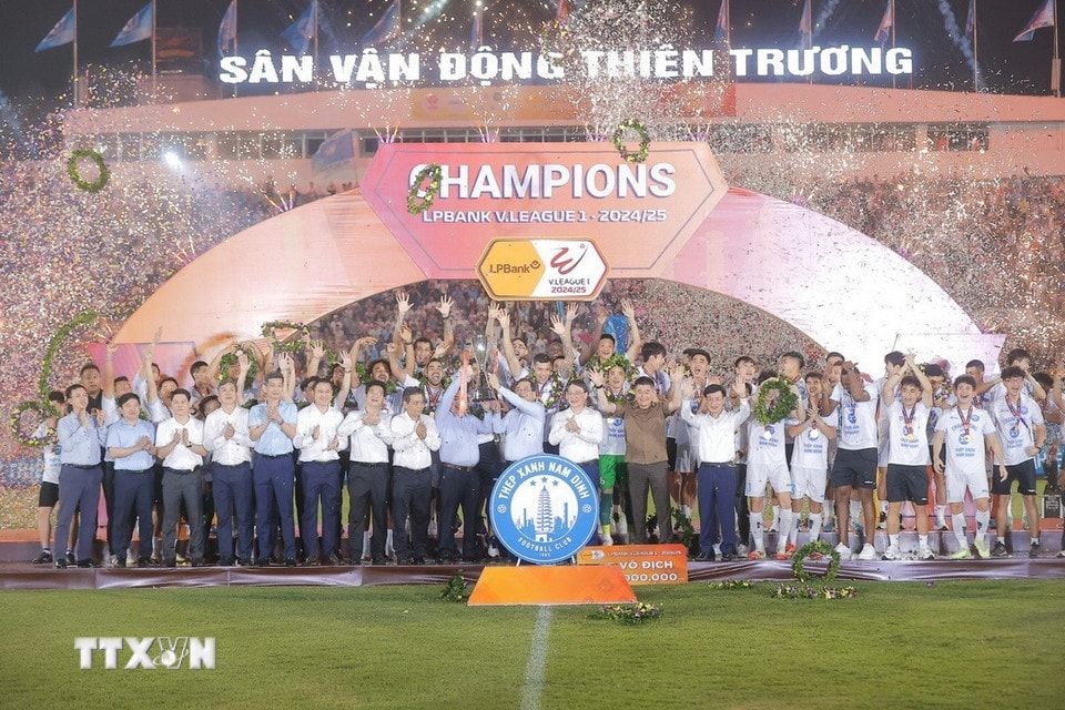 Ban tổ chức trao bảng danh vị cho đội vô địch, CLB Thép Xanh Nam Định. (Ảnh: Minh Quyết/TTXVN)