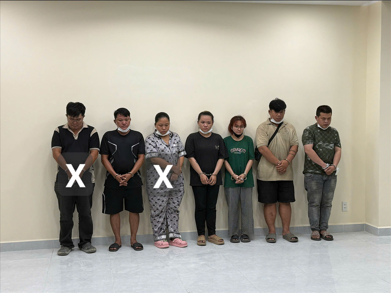 Các đối tượng (từ trái qua phải): Lư Hưng Phát và Trần Thị Bích Liên (đánh dấu x) cùng các đối tượng khác.