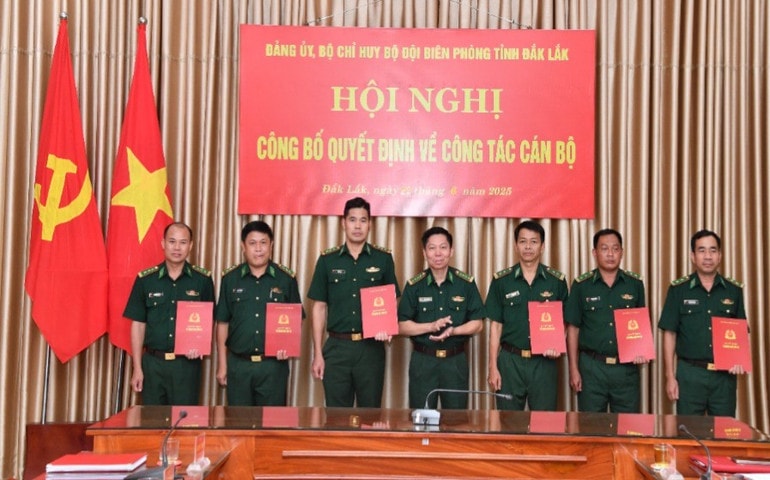 Lãnh đạo Bộ Chỉ huy Bộ đội Biên phòng tỉnh Đắk Lắk trao quyết định về công tác cán bộ. img-0805-5764.jpg