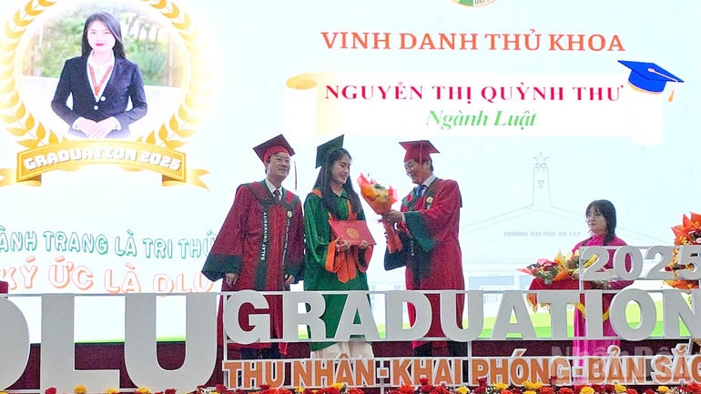 Hiệu trưởng Trường Đại học Đà Lạt (bên trái) và Chủ tịch Hội đồng trường Mai Minh Nhật vinh danh sinh viên thủ khoa. ndo_br_dl-5.jpg