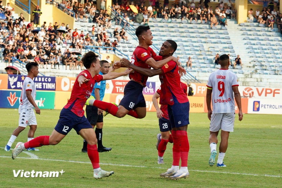 Ngay từ những phút đầu, đoàn quân của huấn luyện viên Mano Polking đã chủ động đẩy cao đội hình nhằm tìm kiếm lợi thế sớm. (Ảnh: Minh Thư/Vietnam+)