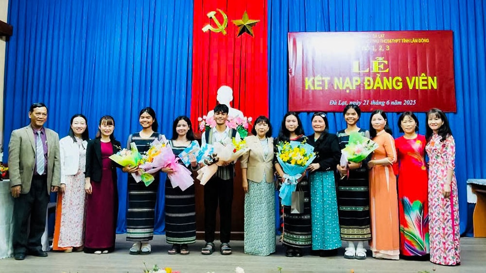 Tập thể lãnh đạo Đảng bộ tặng hoa chúc mừng các đảng viên mới