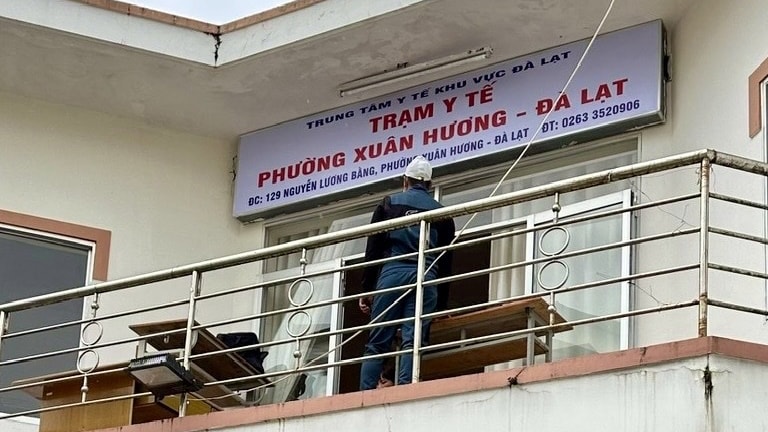 Gắn bảng Trạm Y tế Phường Xuân Hương -Đà Lạt
