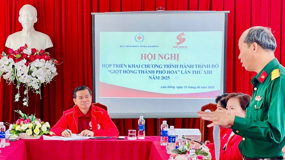 Thành viên Ban Chỉ đạo Hiến máu tình nguyện tỉnh Lâm Đồng tham gia thảo luận