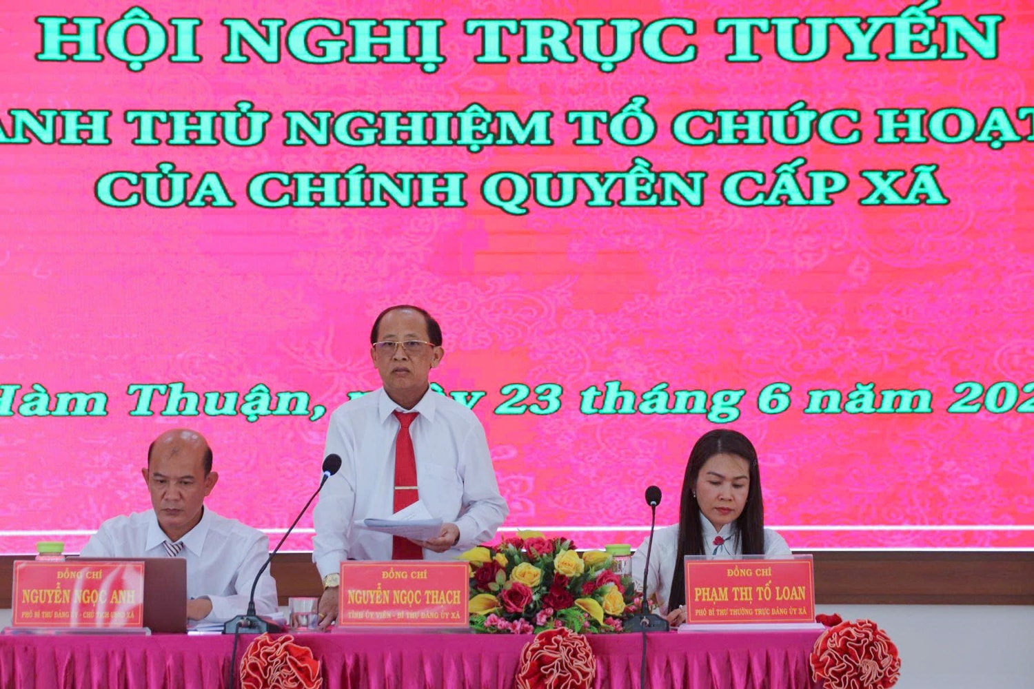 Các đồng chí chủ trì Hội nghị tại điểm cầu xã Hàm Thuận (tỉnh Bình Thuận)