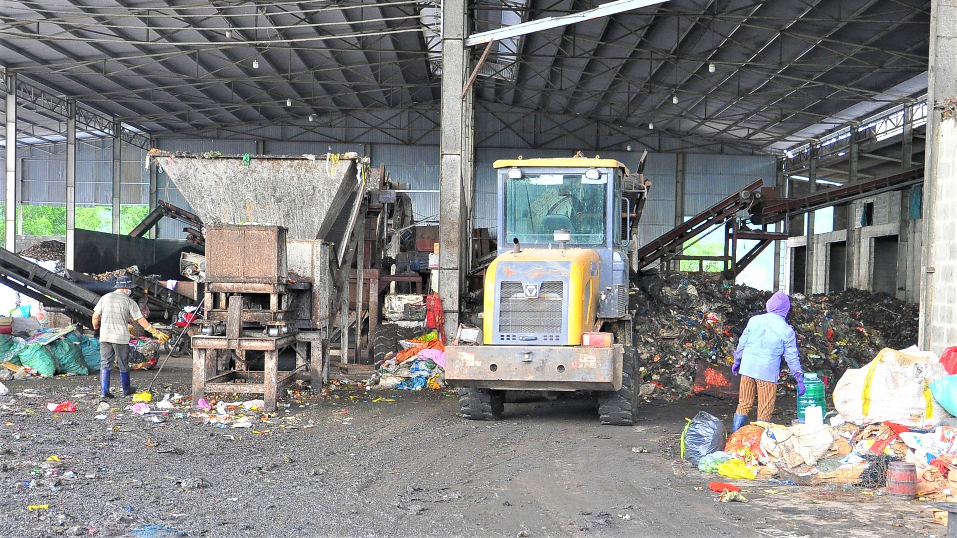 Rác thải chuẩn bị đưa vào lò đốt tại Nhà máy Xử lý rác thải sinh hoạt tại Đơn Dương
