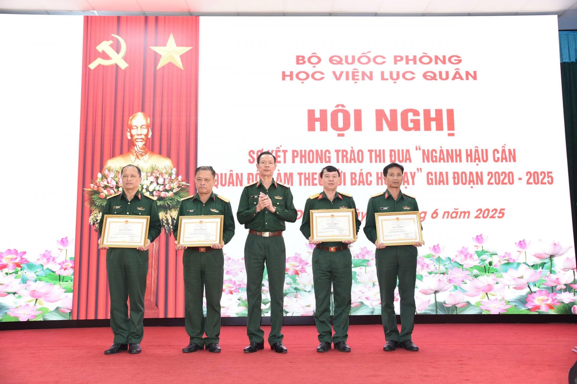 Thiếu tướng Tống Phú - Phó Giám đốc Học viện khen thưởng các tập thể có thành tích trong phong trào thi đua