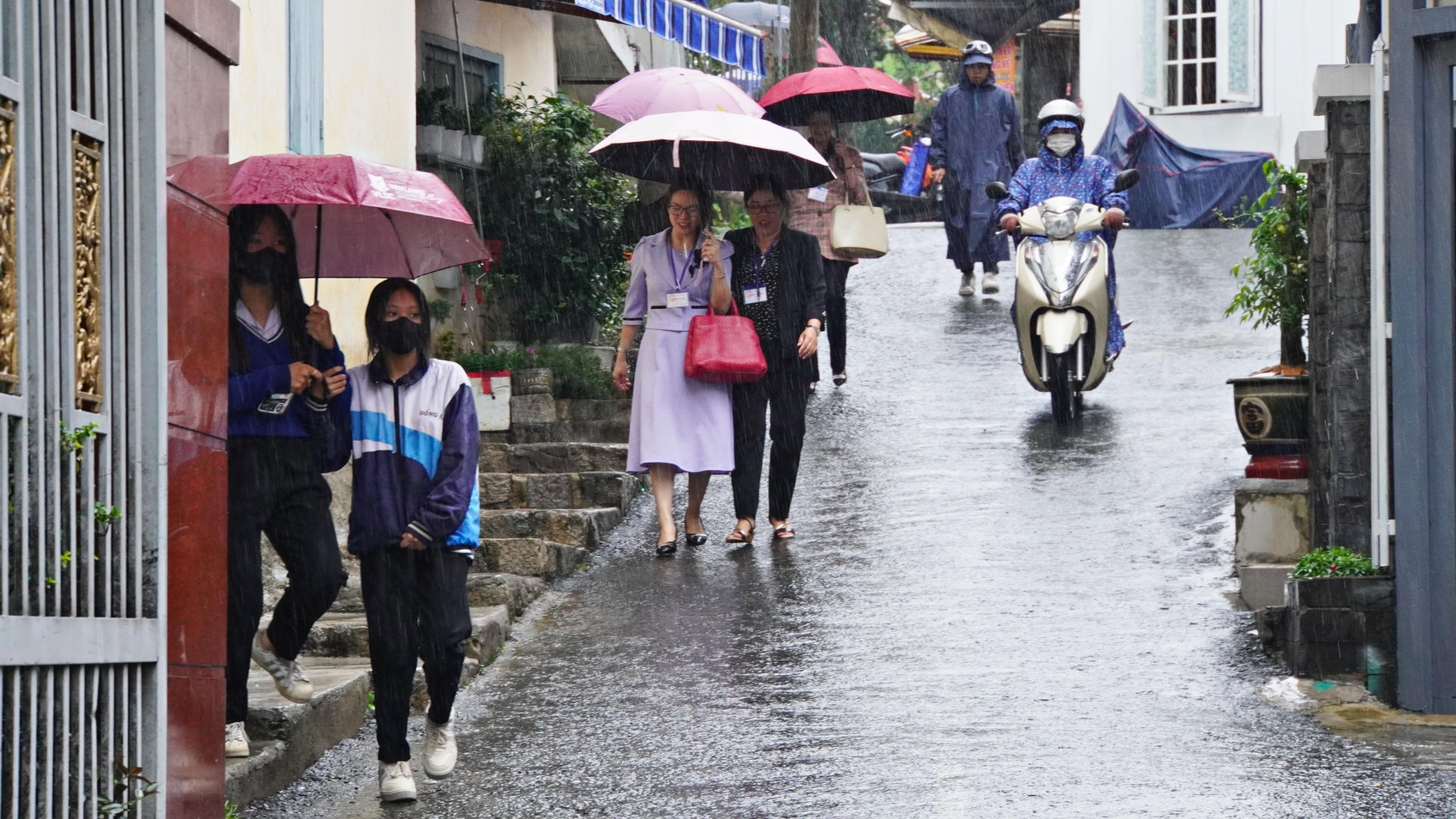 Mưa lớn cũng đã gây không ít khó khăn cho các thí sinh Lâm Đồng trong Kỳ thi tốt nghiệp THPT năm 2024.