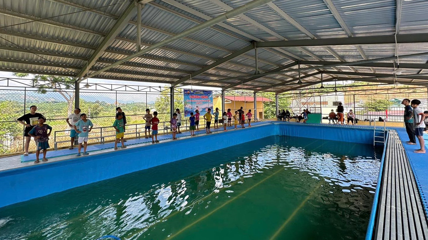 Các cơ quan, đơn vị trên địa bàn huyện Đam Rông đang đẩy mạnh mở các lớp dạy bơi trong dịp hè cho trẻ em