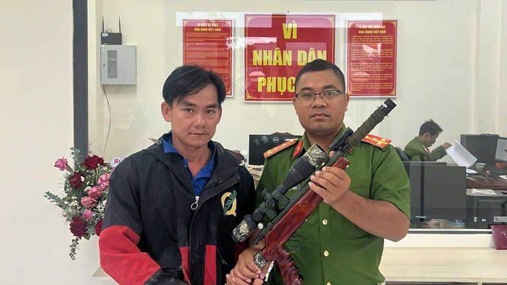 Người dân đến Công an xã tự nguyện giao nộp vũ khí