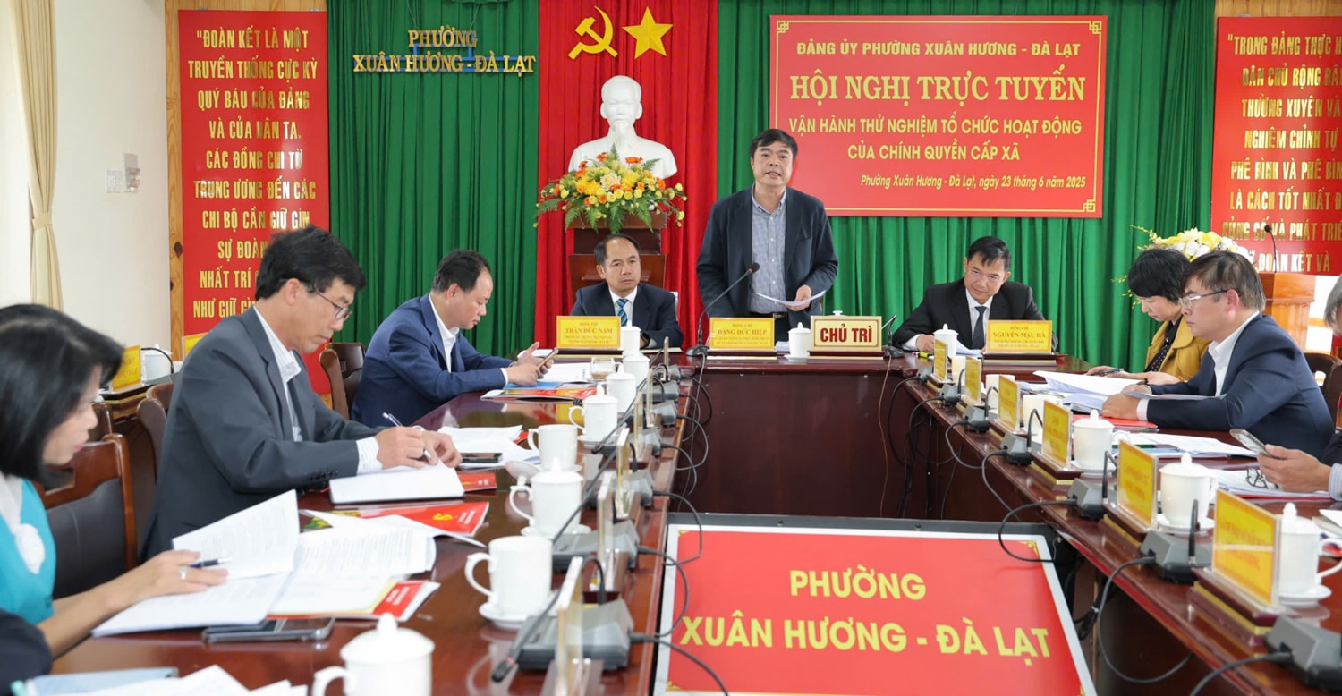 Đồng chí Đặng Đức Hiệp - Bí thư Đảng ủy phường Xuân Hương - Đà Lạt điều hành tại Hội nghị trực tuyến tại điểm cầu phường Xuân Hương - Đà Lạt
