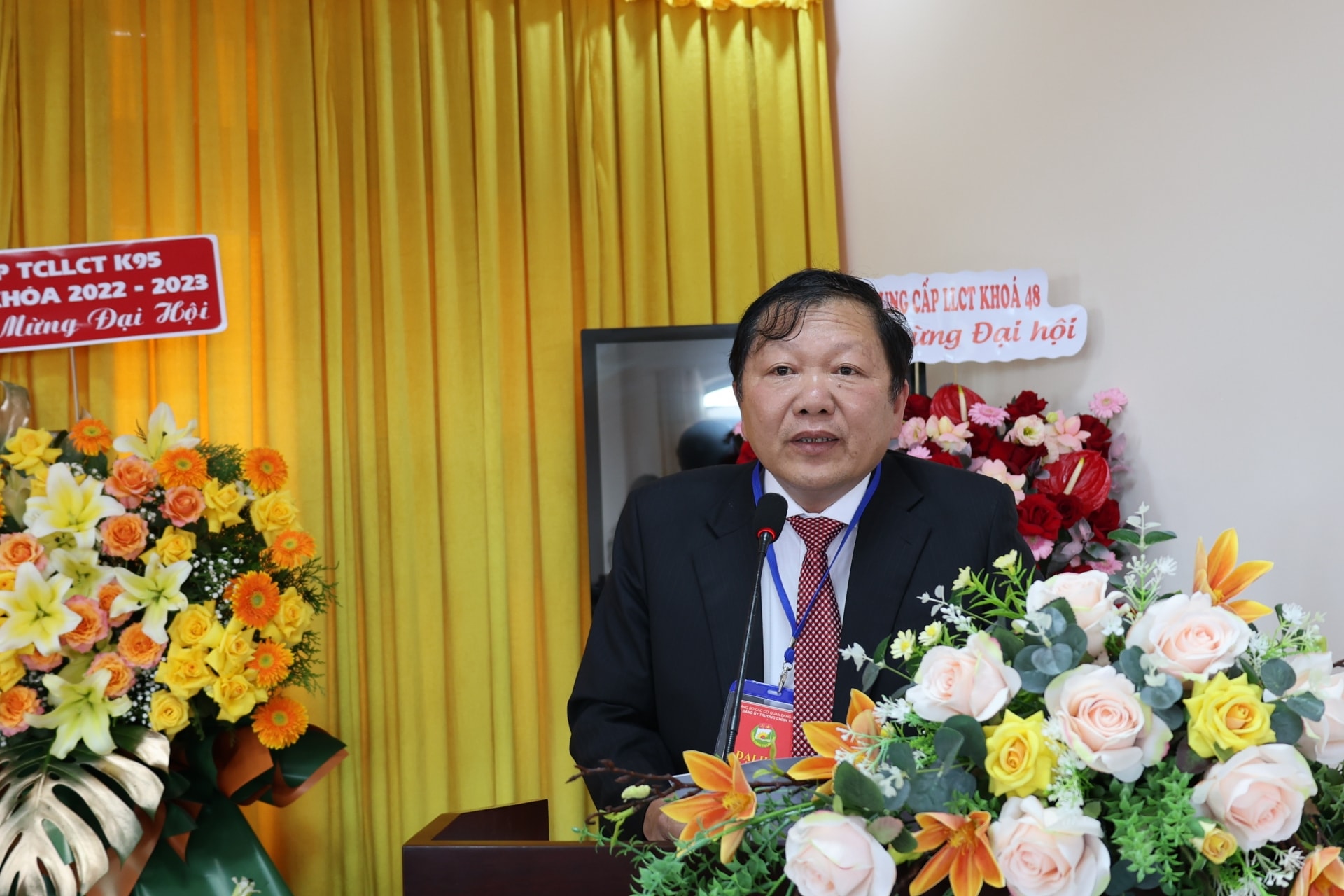 Đồng chí Nguyễn Vĩnh Phúc - Bí thư Đảng ủy, Hiệu trưởng Trường Chính trị tỉnh phát biểu khai mạc đại hội