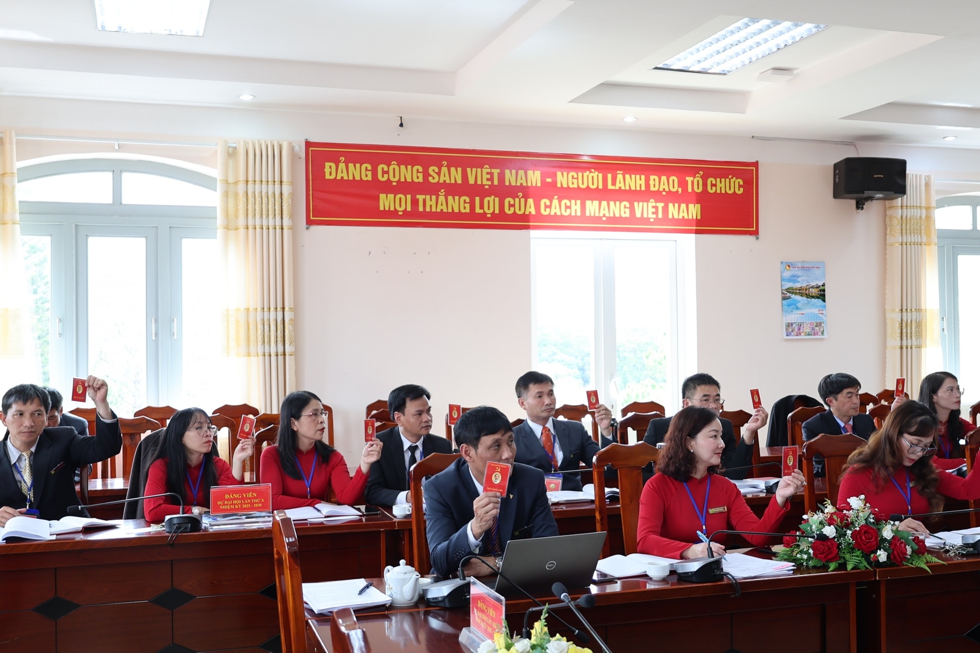 Đại biểu biểu quyết thông qua nghị quyết đại hội