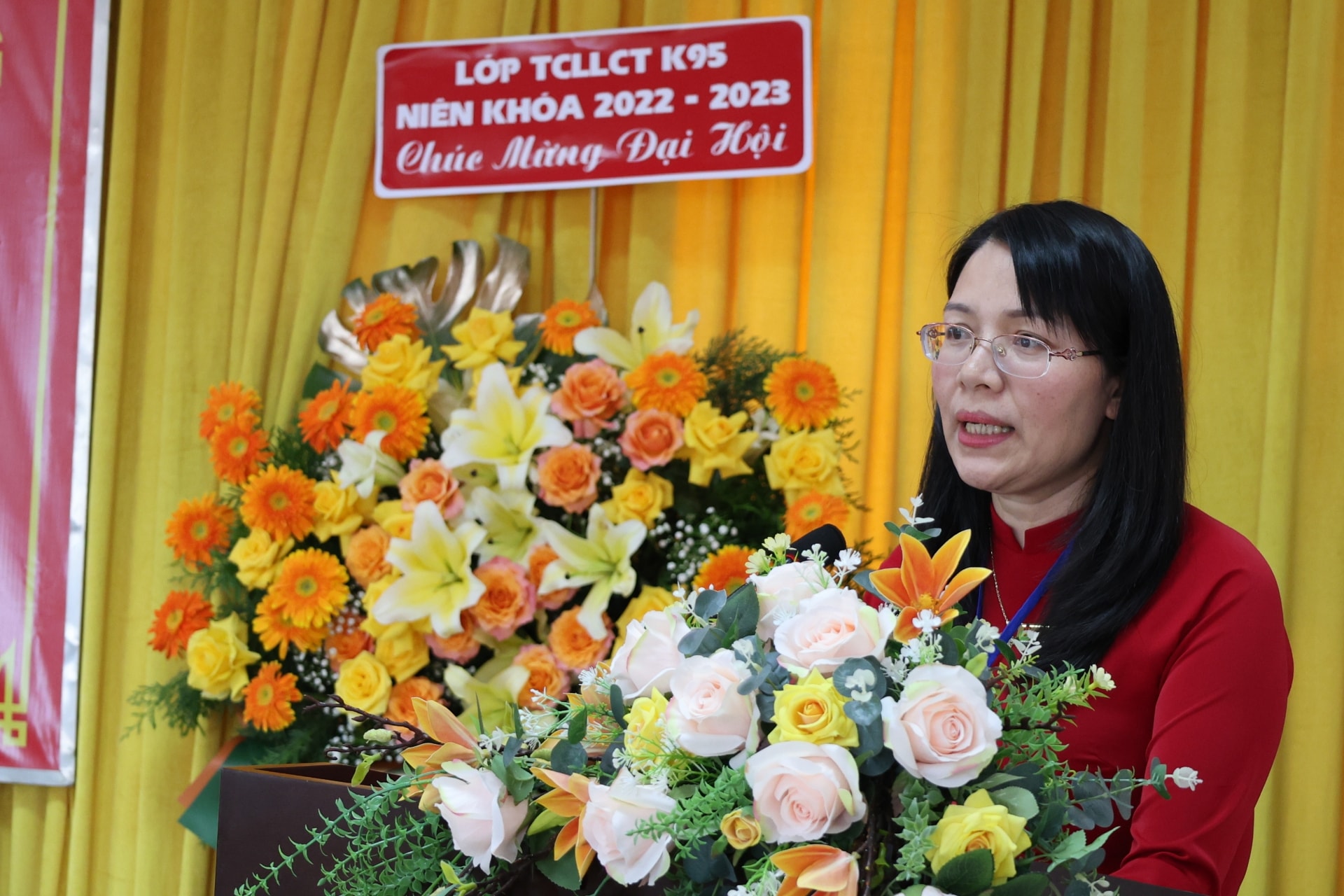 Đồng chí Lê Thị Thắm - Phó Hiệu trưởng nhà trường trình bày tóm tắt dự thảo báo cáo chính trị