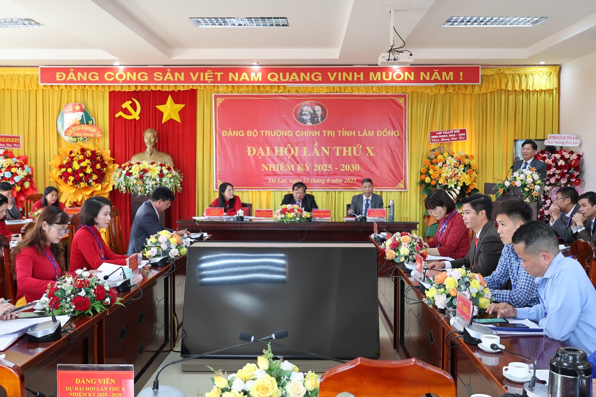 Các đại biểu tham dự hội nghị
