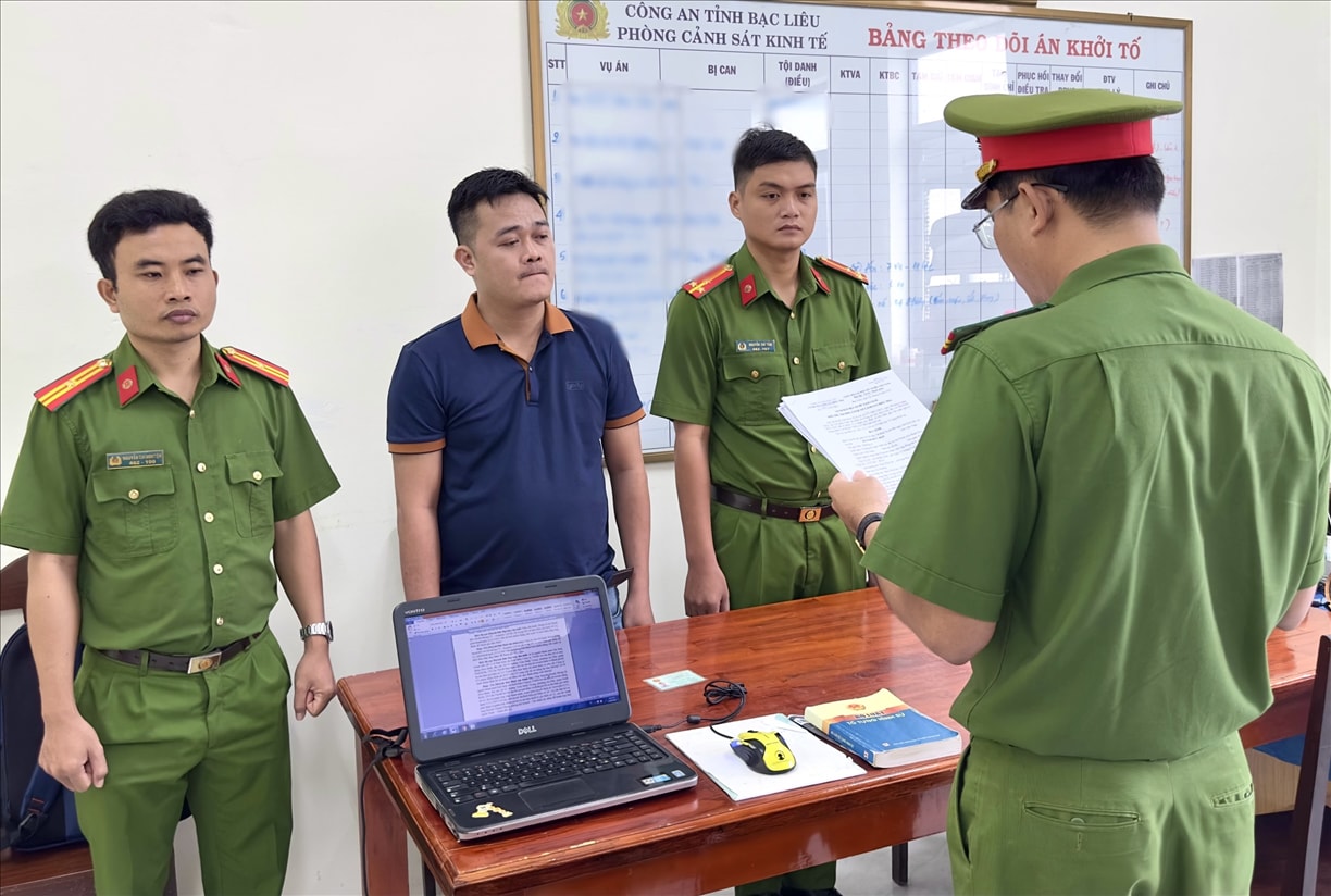 Cơ quan Cảnh sát điều tra tống đạt quyết định và lệnh đối với Huỳnh Đức Đạt.