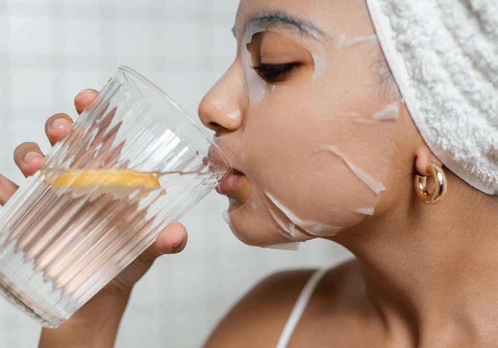 Đừng quên uống đủ nước, vì thiếu nước cũng là nguyên nhân gây tình trạng lỗ chân lông to. (Ảnh: Gotoskincare)