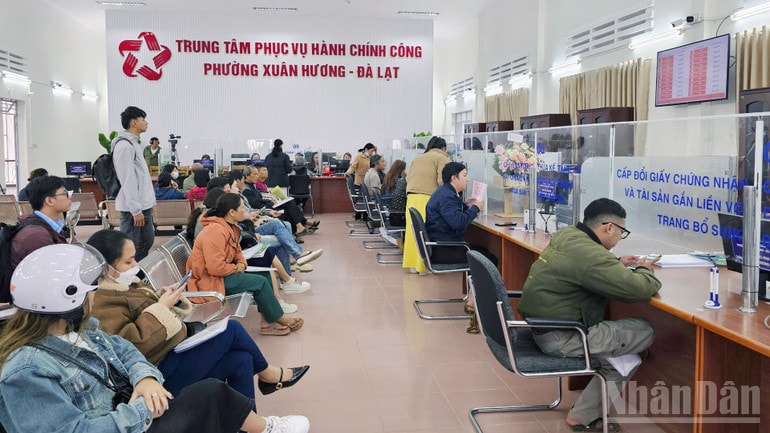 Bí thư Đảng ủy phường Xuân Hương-Đà Lạt Đặng Đức Hiệp cho biết, trong thời khắc lịch sử mới của dân tộc thực hiện việc sắp xếp đơn vị hành chính các cấp và xây dựng mô hình tổ chức chính quyền địa phương 2 cấp, Đảng ủy phường xác định, đây là trọng trách cần phải tập trung lãnh, chỉ đạo xây dựng bộ máy tổ chức hoạt động hiệu lực, hiệu quả, tinh gọn và đủ sức gánh vác những nhiệm vụ trong tình hình mới. Hướng tới nền hành chính hiện đại, minh bạch, phục vụ hiệu quả công cuộc xây dựng địa phương trong kỷ nguyên mới. ndo_br_12.jpg