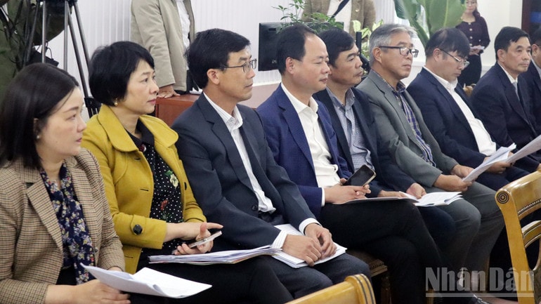 Lãnh đạo tỉnh Lâm Đồng theo dõi quá trình vận hành thử nghiệm tại Trung tâm phục vụ hành chính công phường Xuân Hương-Đà Lạt. ndo_br_xh.jpg