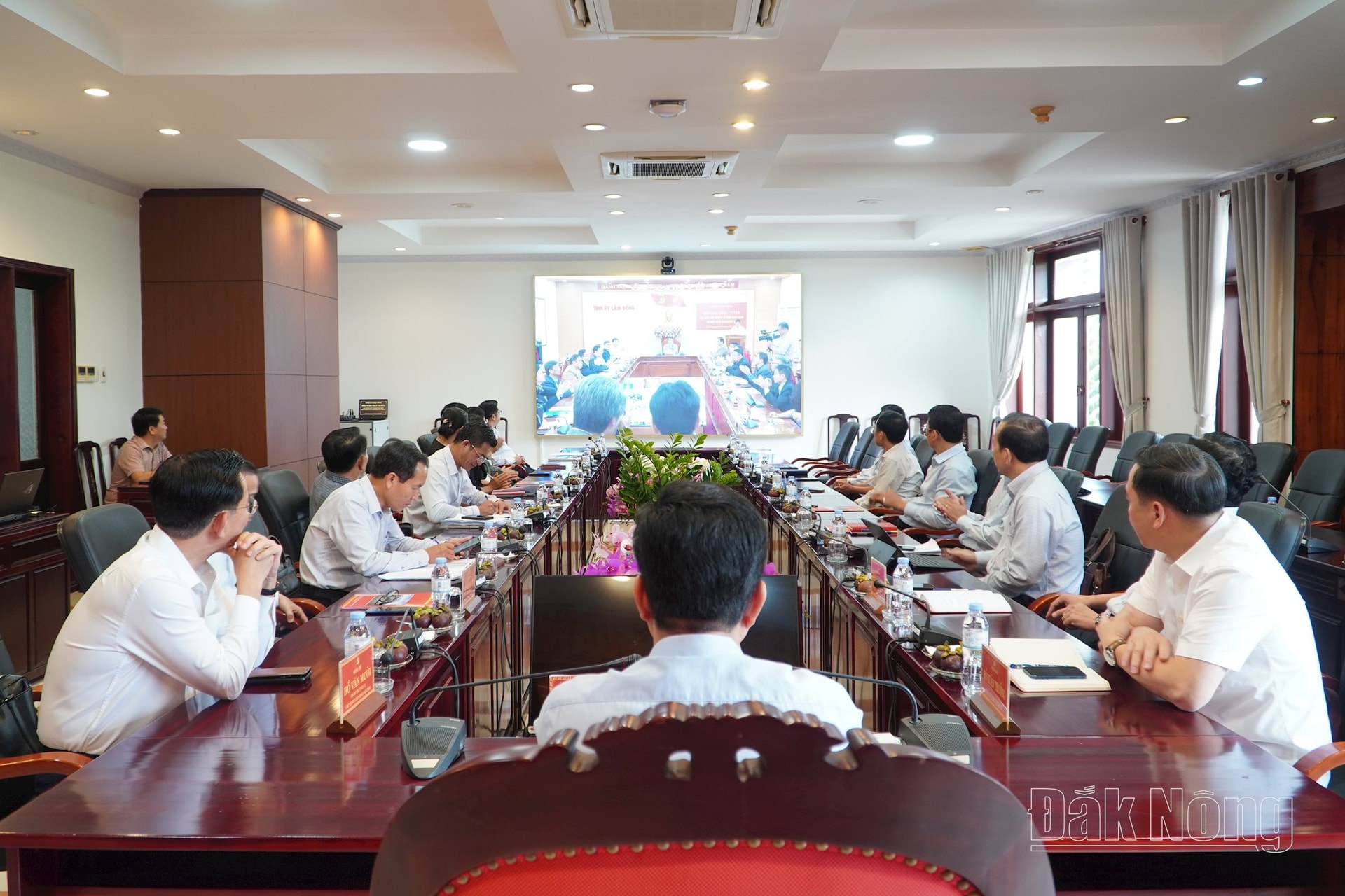 Cán bộ, lãnh đạo tỉnh Đắk Nông nghiêm túc theo dõi quá trình vận hành thử nghiệm tổ chức hoạt động của chính quyền cấp xã