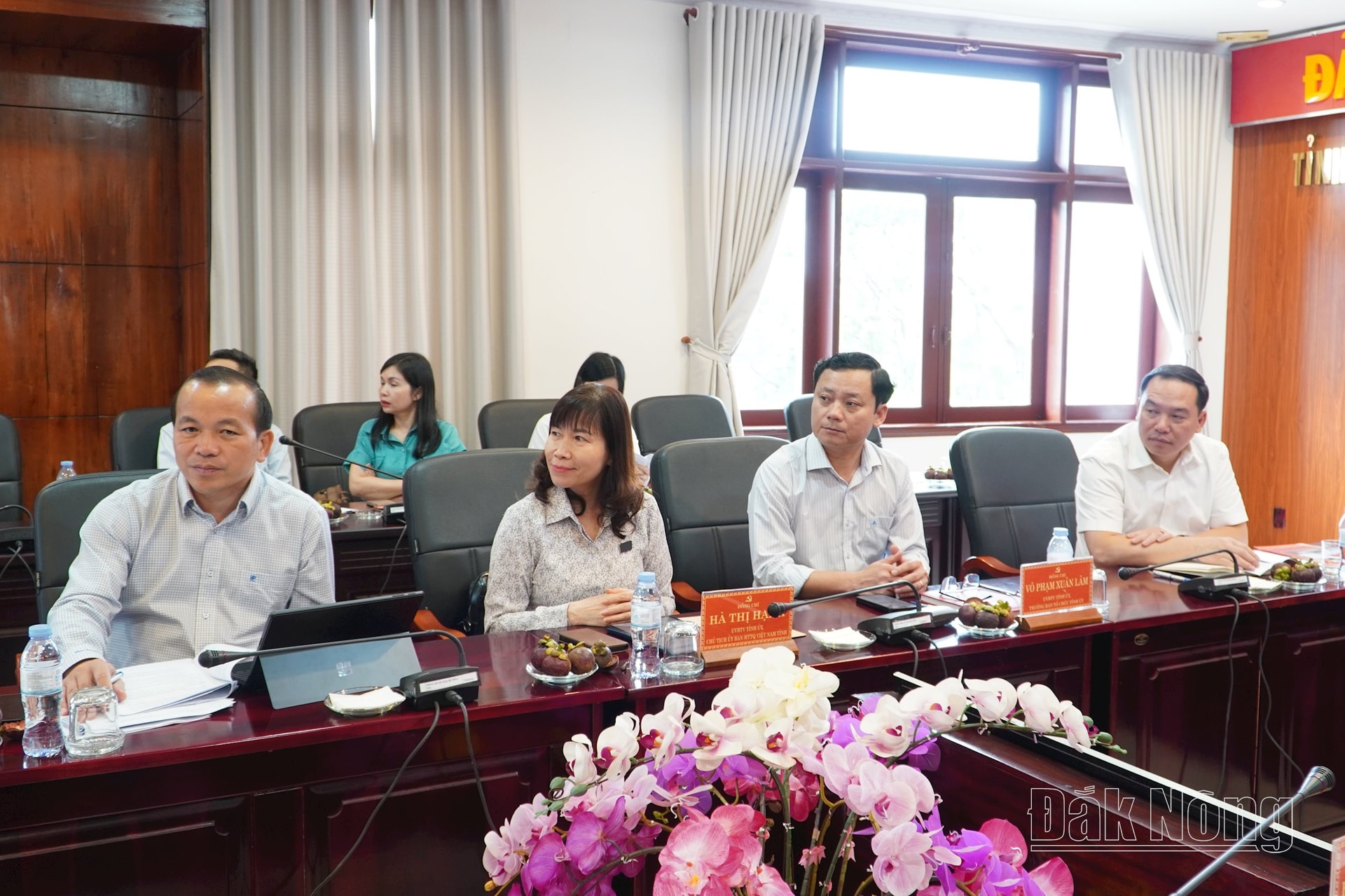 Các đồng chí Thường trực, UVBTV Tỉnh ủy và các sở, ngành tham dự tại điểm cầu Tỉnh ủy Đắk Nông