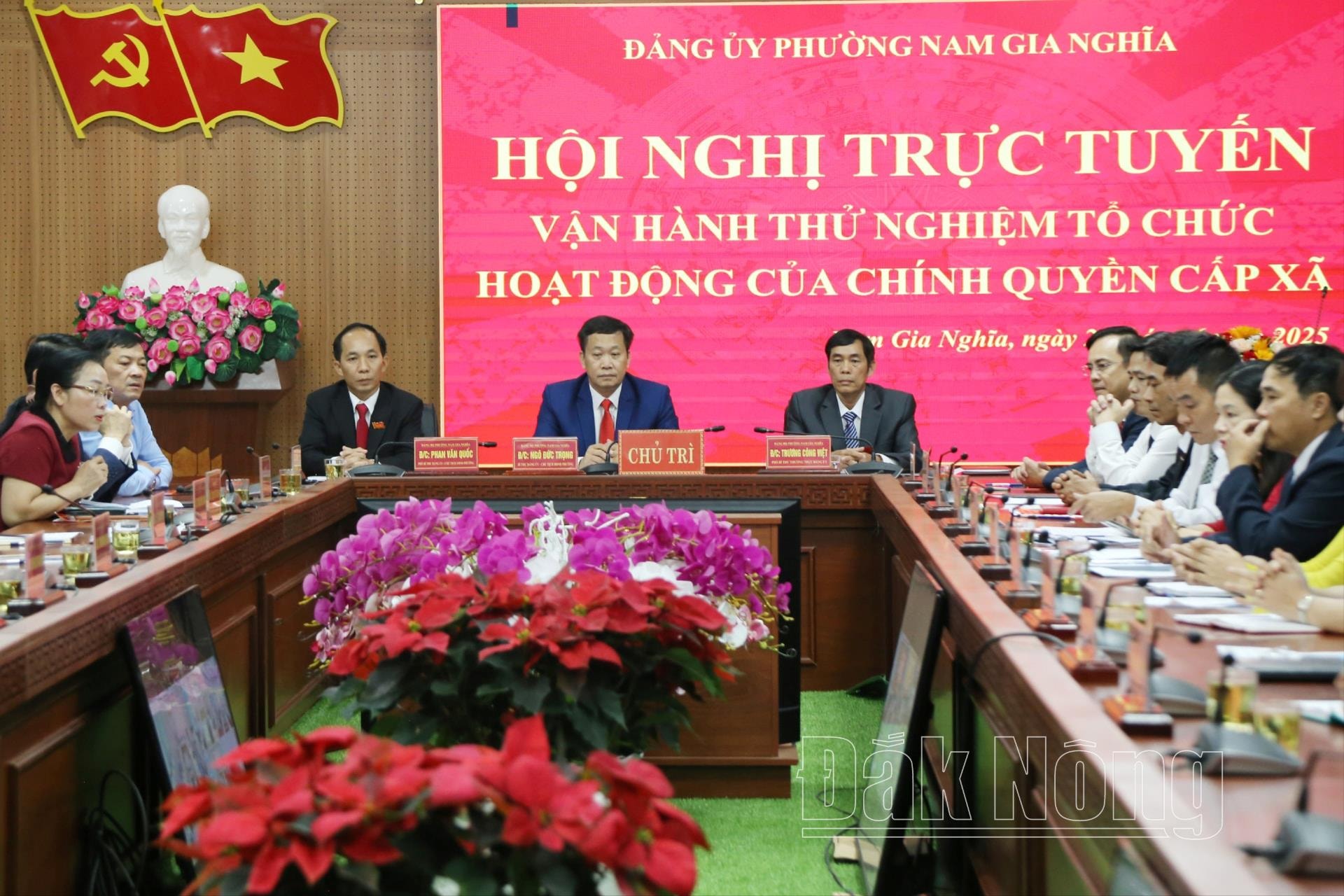Ban lãnh đạo phường Nam Gia Nghĩa gồm: Bí thư Đảng ủy, Chủ tịch HĐND phường Ngô Đức Trọng (ở giữa); Phó Bí thư Thường trực Đảng ủy phường Trương Công Việt (bên phải); Phó Bí thư Đảng ủy, Chủ tịch UBND phường Phan Văn Quốc (bên trái)