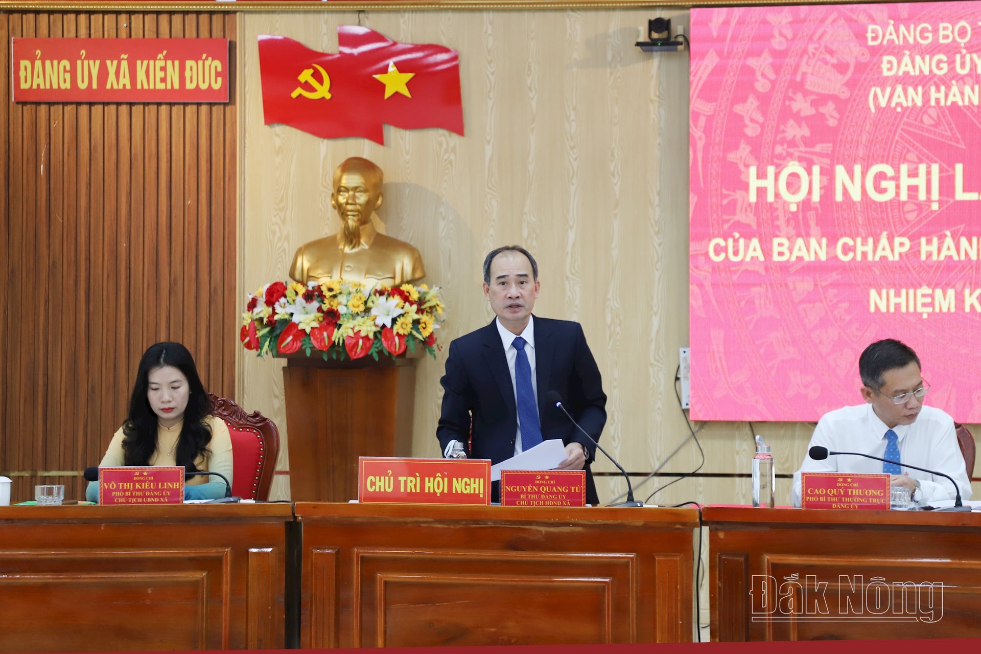 Lãnh đạo xã Kiến Đức gồm: Bí thư Đảng ủy, Chủ tịch HĐND xã Nguyễn Quang Tứ (ngồi giữa); Phó Bí thư Thường trực Đảng ủy Cao Quý Thương (bên phải) và Phó Bí thư Đảng ủy, Chủ tịch UBND xã Võ Thị Kiều Linh