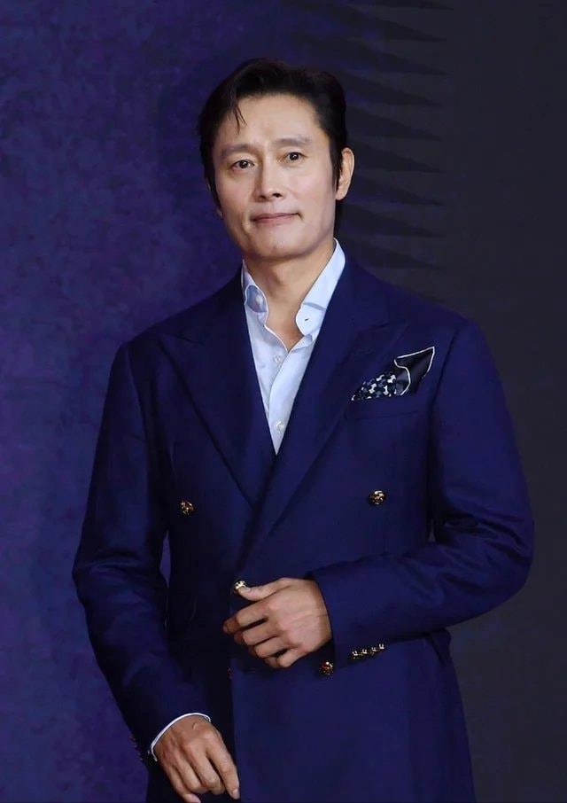 lee-byung-hun-thu-vai-hwang-in-ho-frontman(1).jpg