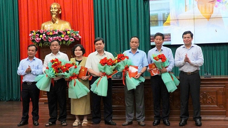 Đồng chí U Huấn và đồng chí Nguyễn Đức Tuy tặng hoa tri ân các đồng chí Ủy viên Ban Chấp hành Đảng bộ tỉnh chuẩn bị nghỉ công tác trong thời gian tới. ndo_tr_5dong-chi-pho-bi-thu-thuong-truc-tinh-uy-va-pho-bi-thu-tinh-uy-tang-hoa-tri-an-dong-chi-bi-thu-tinh-uy-pho-bi-tinh-uy-chu-tich-ubnd-tinh-cac-uy-vien-ban-thuong-vu-1.jpg
