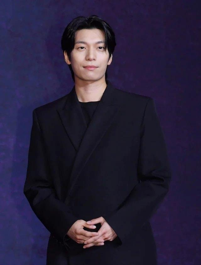 wi-ha-joon-thu-vai-hwang-jun-ho(1).jpg