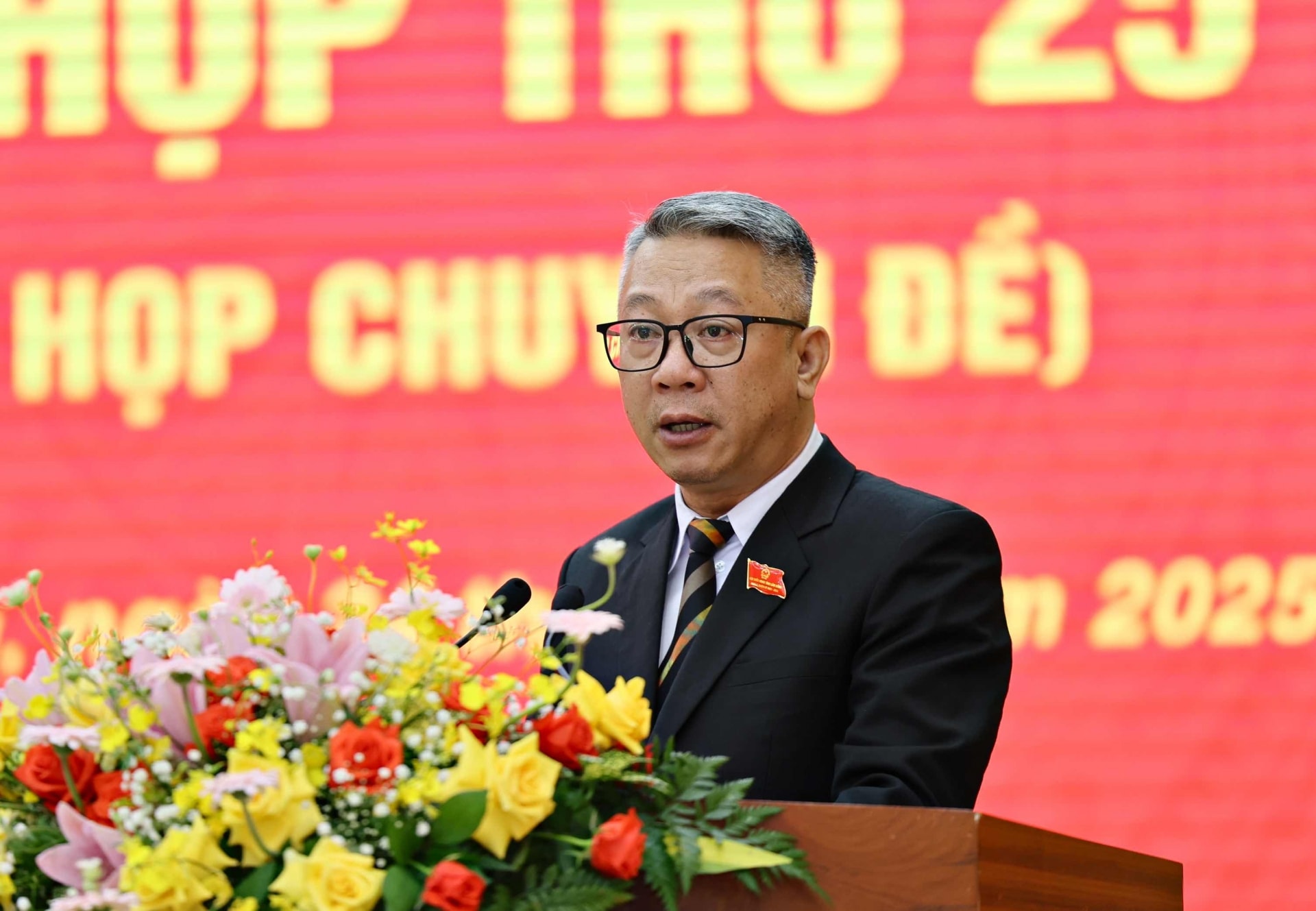 Đồng chí Nguyễn Lâm Vũ - Trưởng ban Kinh tế - Ngân sách HĐND tỉnh báo cáo thẩm tra của Ban báo cáo thẩm tra của Ban Kinh tế - Ngân sách HĐND tỉnh