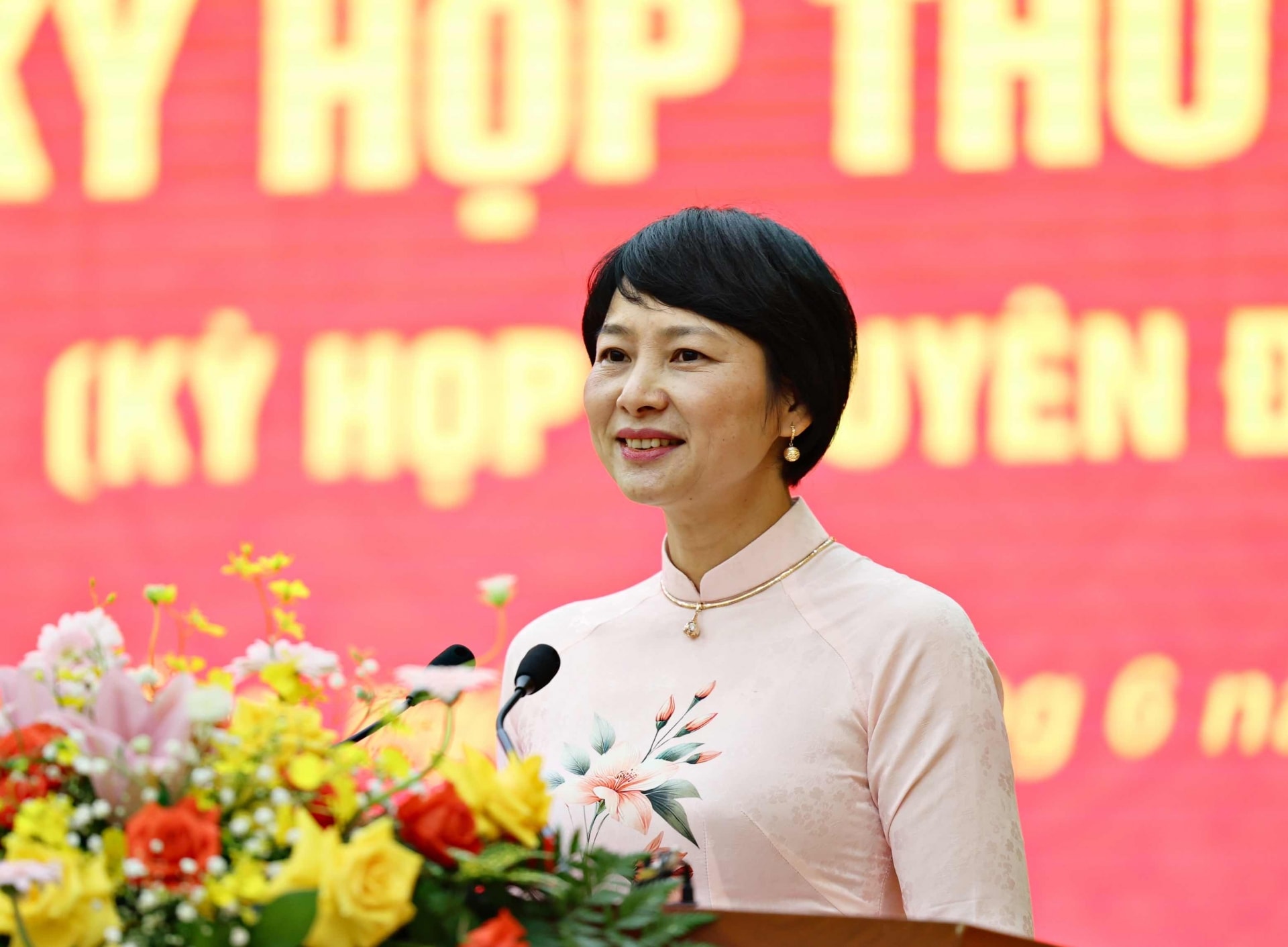 Đồng chí Phạm Thị Phúc - Phó Bí thư Thường trực Tỉnh uỷ, Chủ tịch HĐND tỉnh phát biểu bế mạc kỳ họp