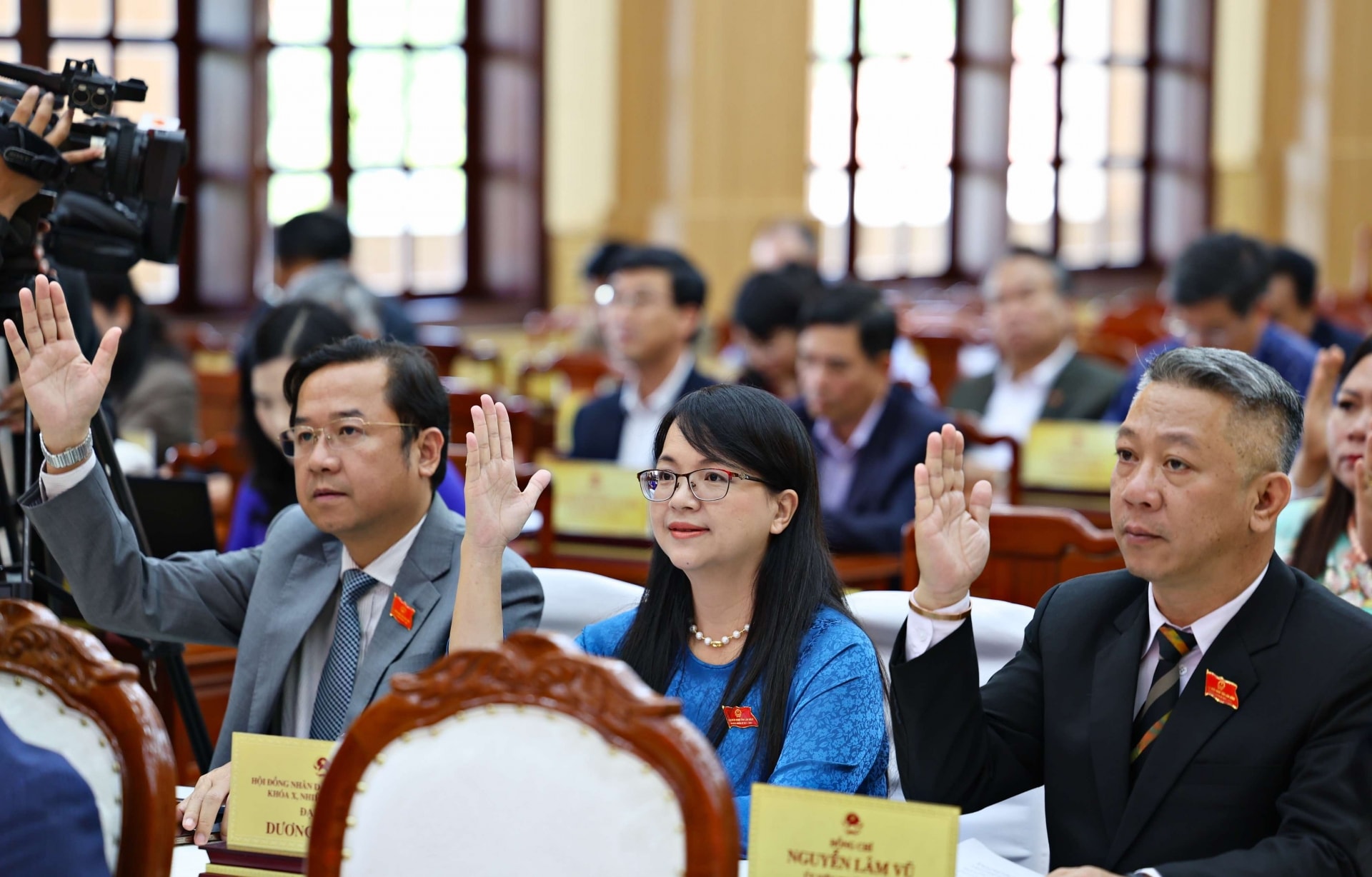 Các đại biểu biểu quyết thông qua 6 Nghị quyết tại Kỳ họp thứ 25 sáng nay
