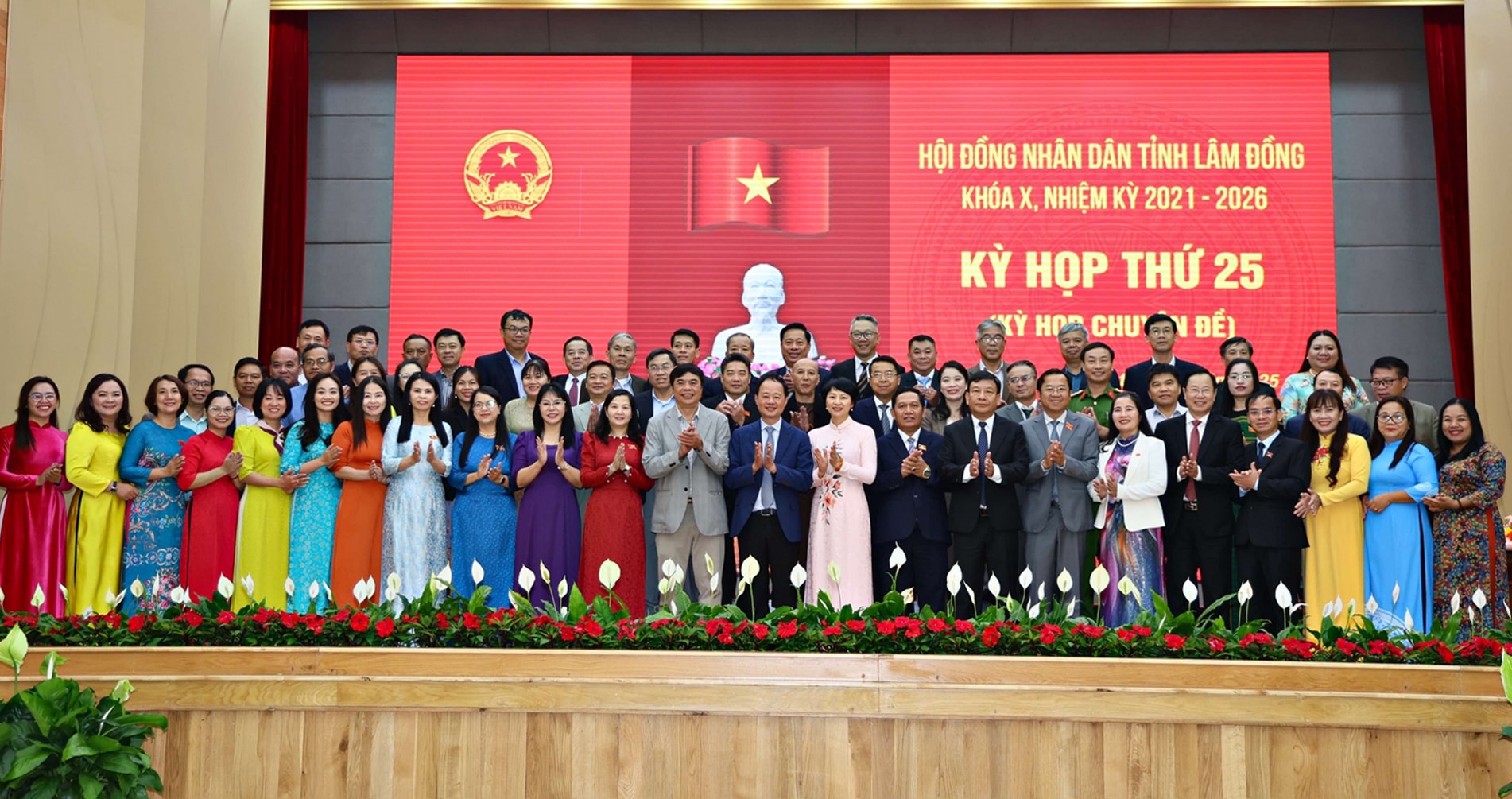 Lãnh đạo Tỉnh uỷ, HĐND, UBND, Uỷ Ban MTTQ Việt Nam tỉnh chụp ảnh lưu niệm với các đại biểu HĐND tỉnh