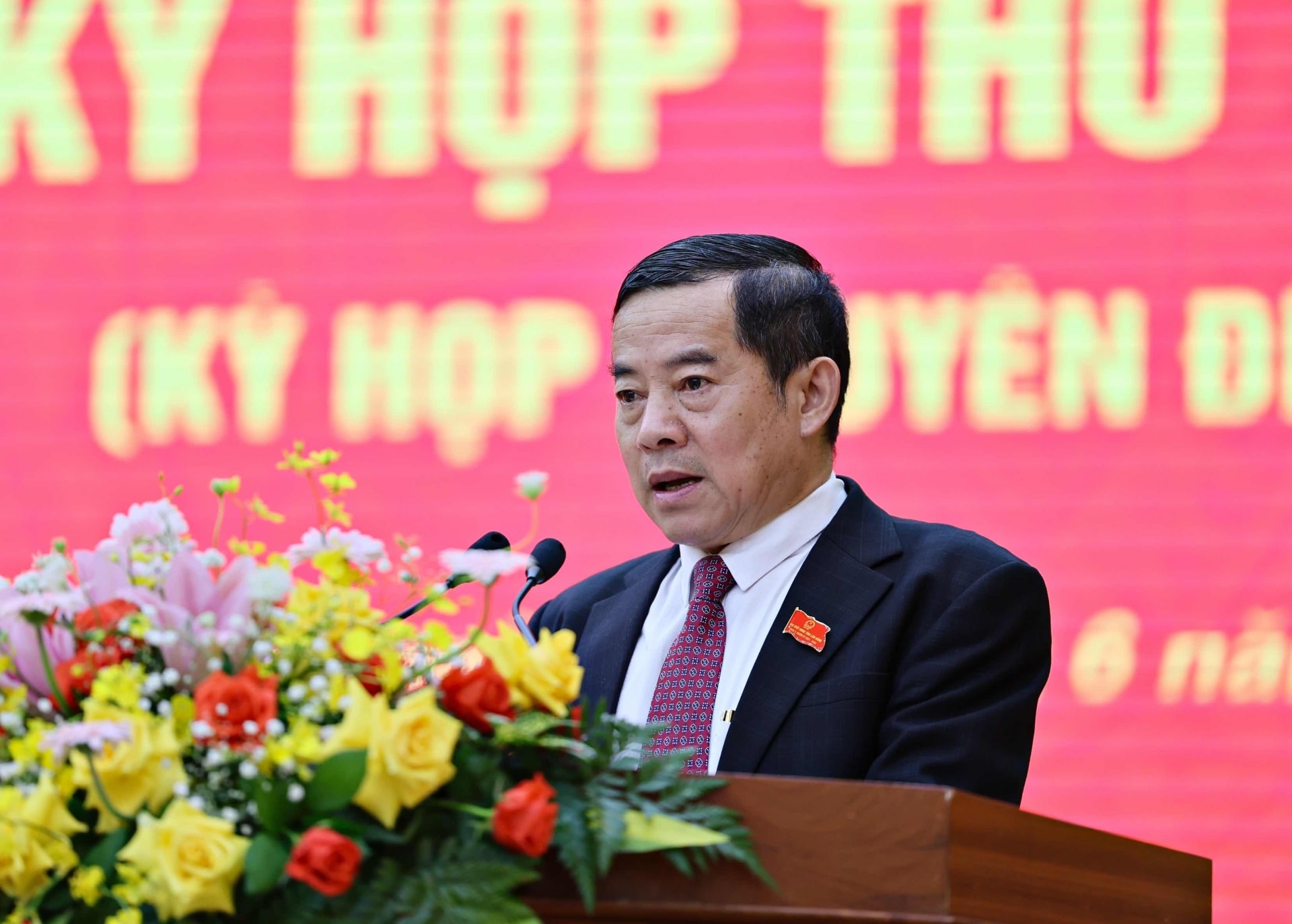 Đồng chí Nguyễn Văn Phương- Trưởng Ban Pháp chế HĐND tỉnh báo cáo thẩm tra của Ban Pháp chế HĐND tỉnh
