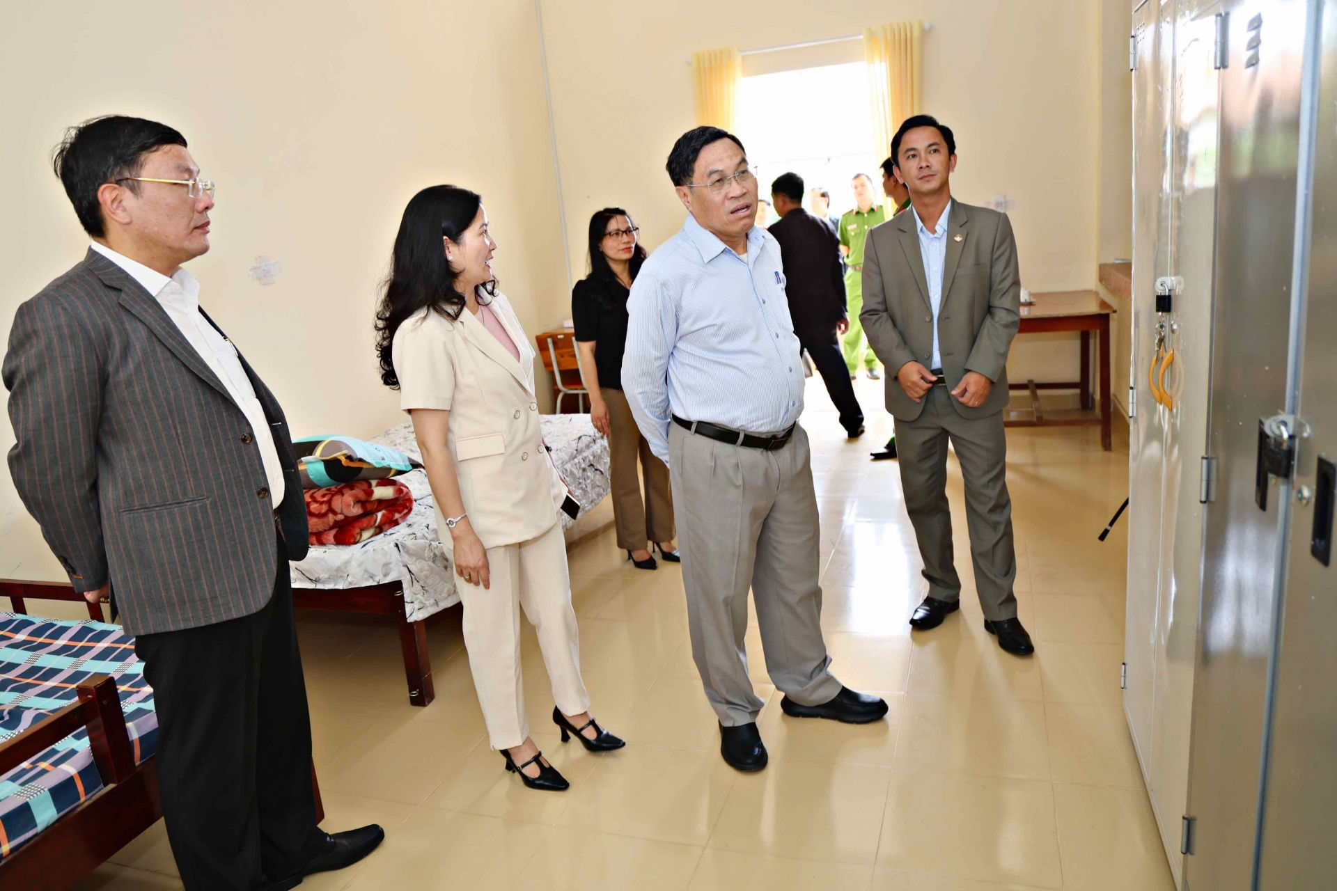 Phó Chủ tịch UBND tỉnh Võ Ngọc Hiệp kiểm tra tủ đựng đề thi tại điểm thi Trường THPT Langbiang Lạc Dương và THPT Đơn Dương trong chiều 24/6. 