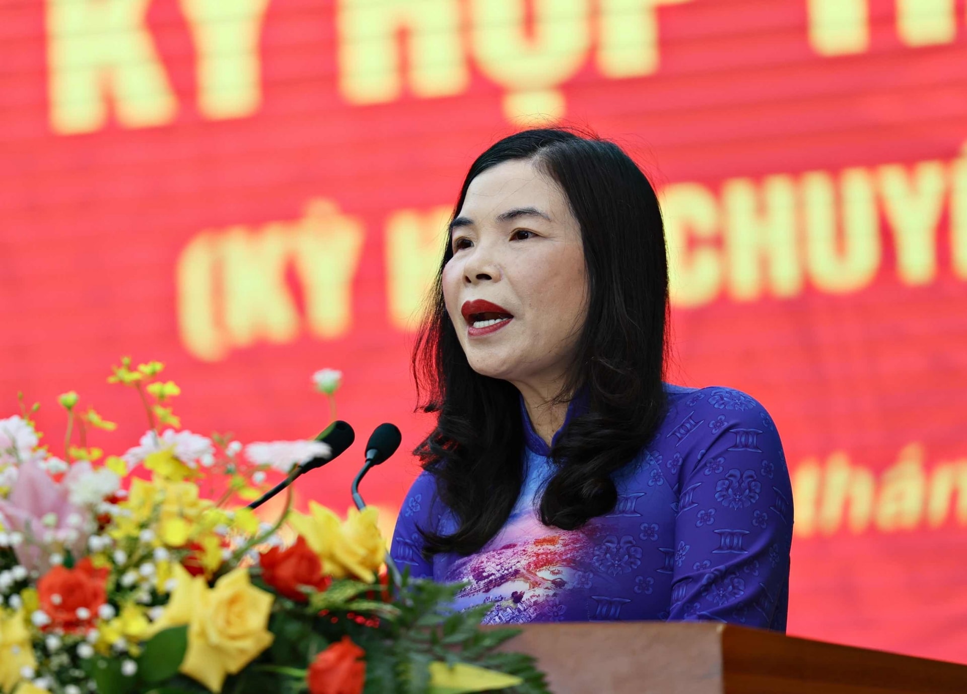 Đồng chí Tường Vân- Giám đốc Sở Nội vụ trình bày dự thảo Nghị quyết phê duyệt bổ sung số lượng hợp đồng lao động thực hiện công việc chuyên môn, nghiệp vụ trong các đơn vị sự nghiệp giáo dục công lập do ngân sách nhà nước bảo đảm chi thường xuyên năm 2025.