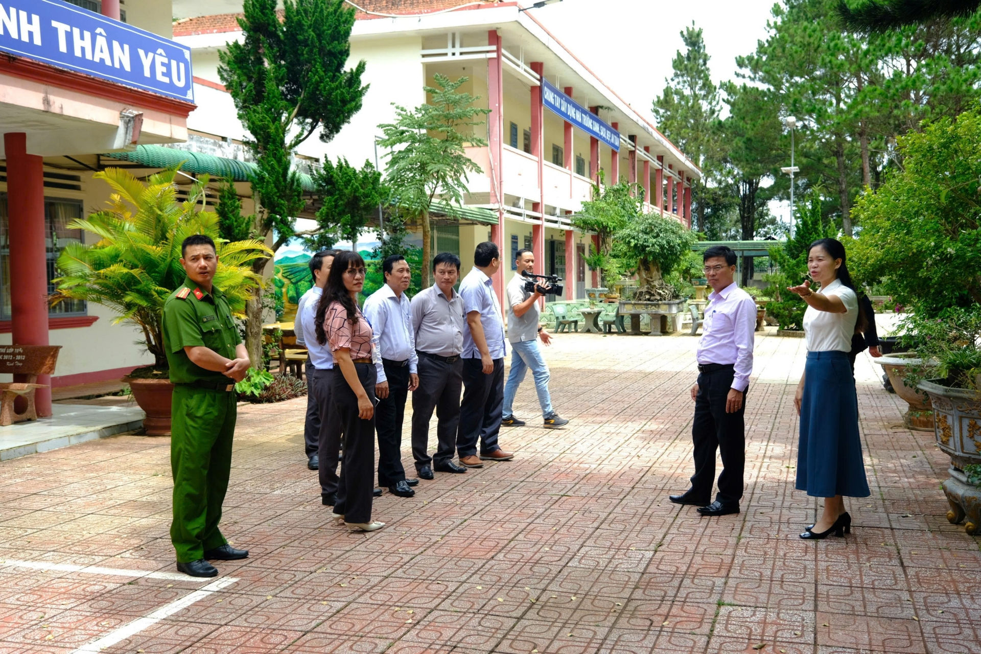 Phó Chủ tịch UBND tỉnh Đinh Văn Tuấn cùng đoàn công tác kiểm tra Trường THPT Bảo Lâm, huyện Bảo Lâm