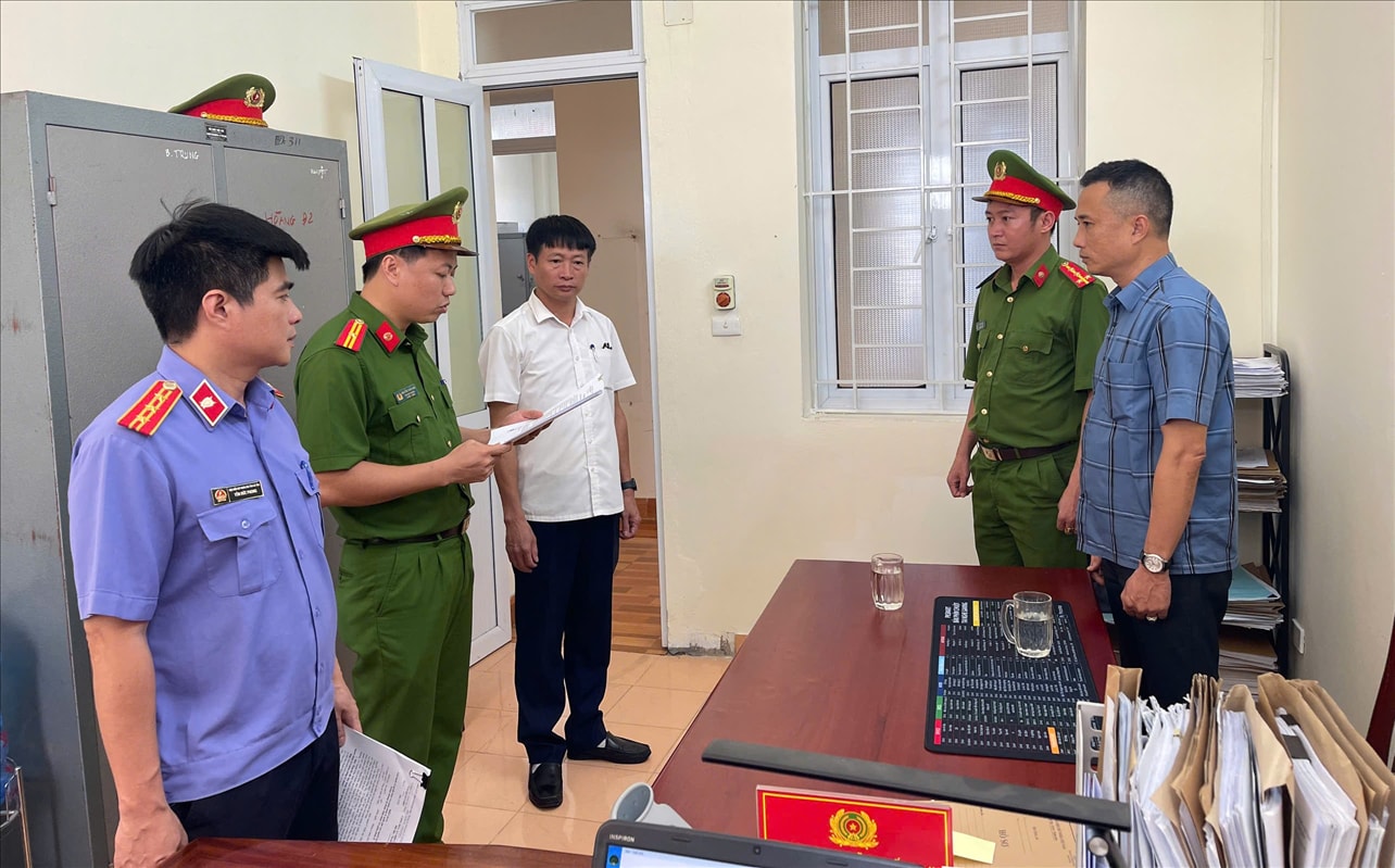 Cơ quan Cảnh sát điều tra tống đạt quyết định và lệnh đối với Nguyễn Văn Bình.