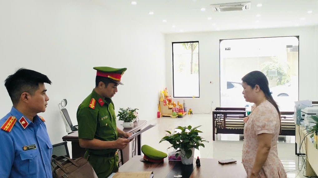 Cơ quan Cảnh sát điều tra tống đạt quyết định và lệnh đối với Trịnh Thị Dung.. 
